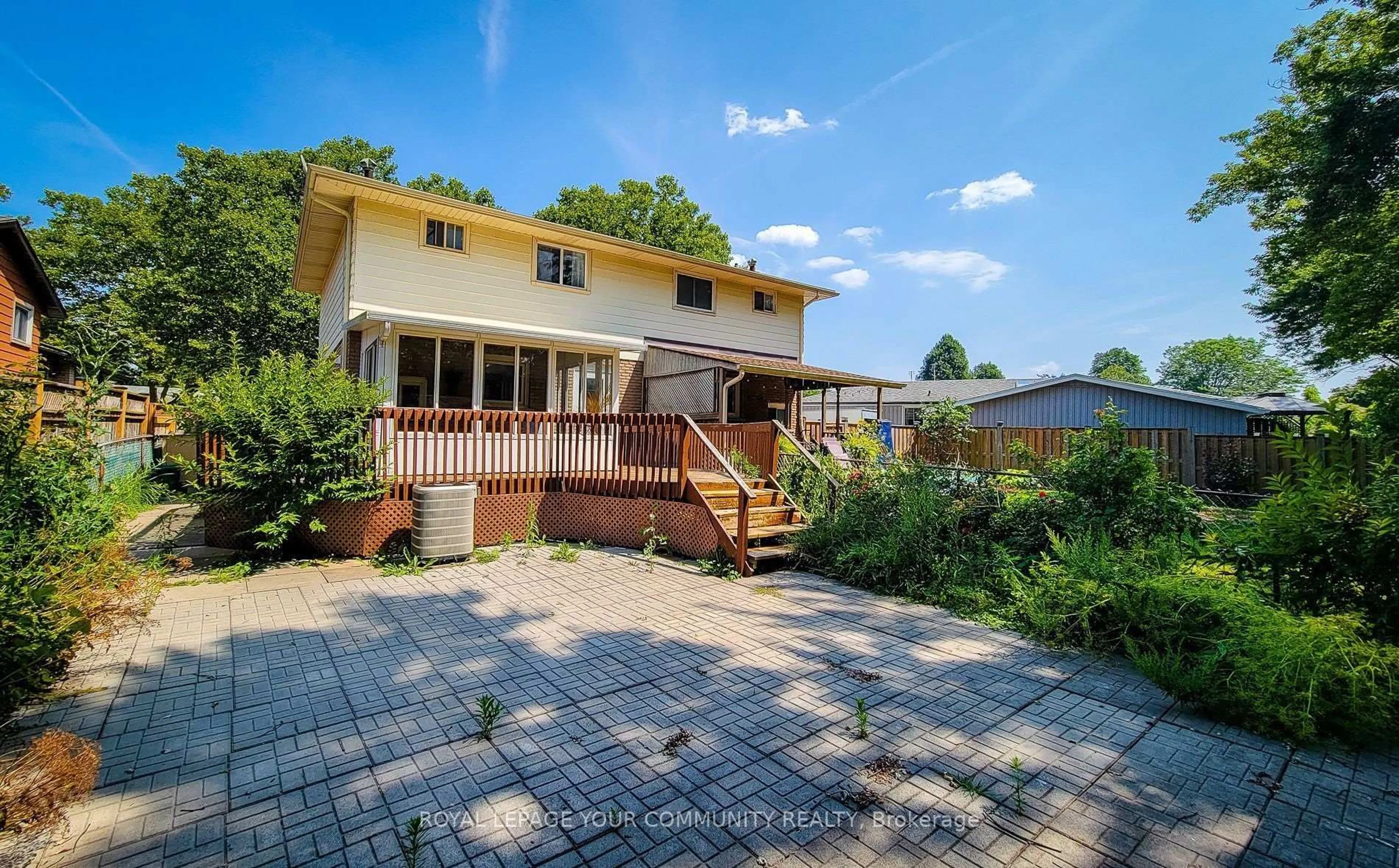 A pic from outside/outdoor area/front of a property/back of a property/a pic from drone, street for 4433 Meadowvale Dr, Niagara Falls Ontario L2E 5W8