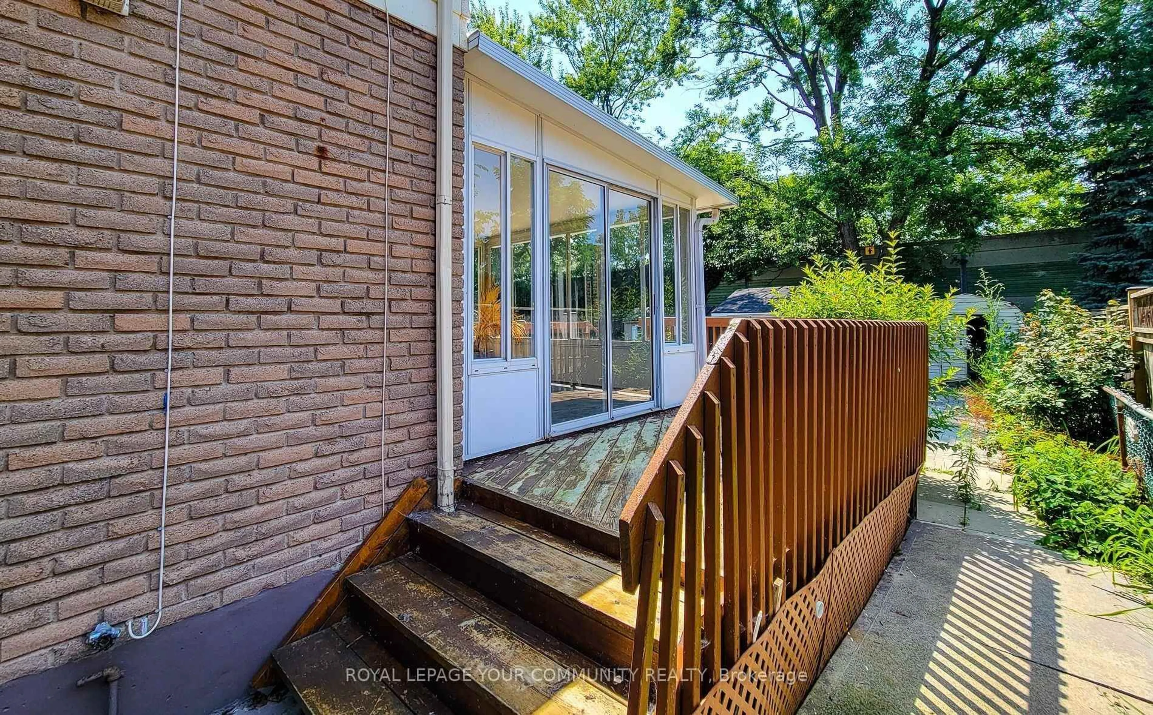 Patio, street for 4433 Meadowvale Dr, Niagara Falls Ontario L2E 5W8