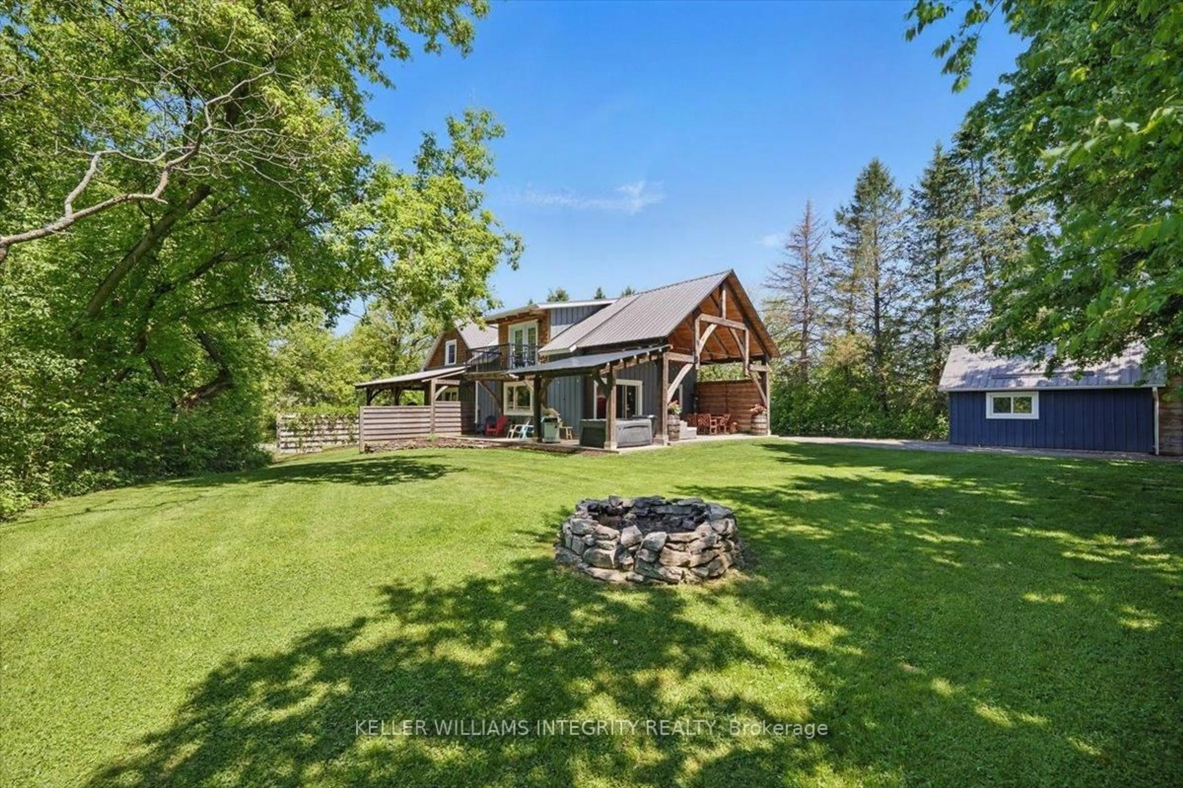 A pic from outside/outdoor area/front of a property/back of a property/a pic from drone, unknown for 130 Du Comte St, Alfred and Plantagenet Ontario K0B 1L0