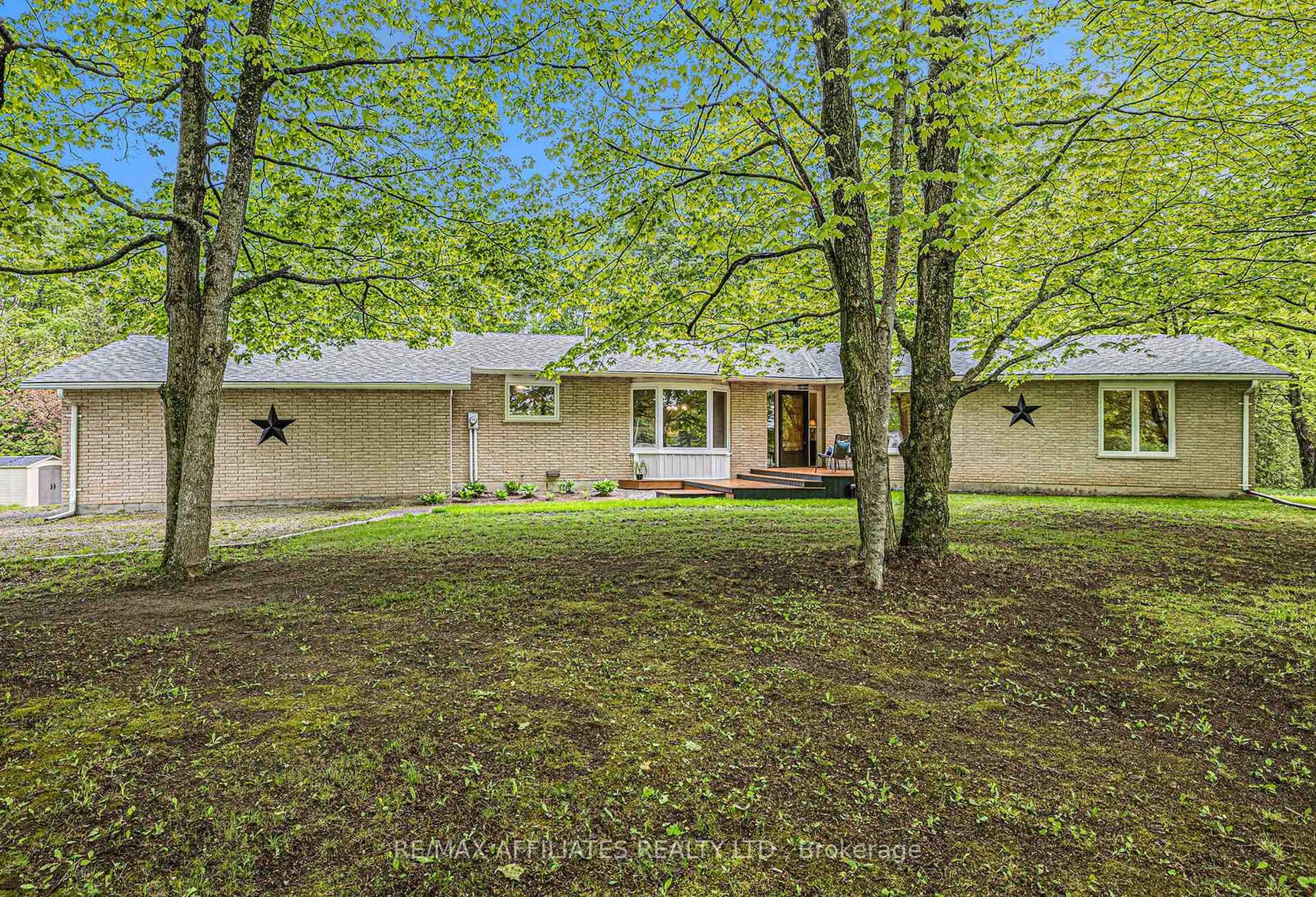A pic from outside/outdoor area/front of a property/back of a property/a pic from drone, unknown for 187 Perth Rd, Smiths Falls Ontario K7A 4S7