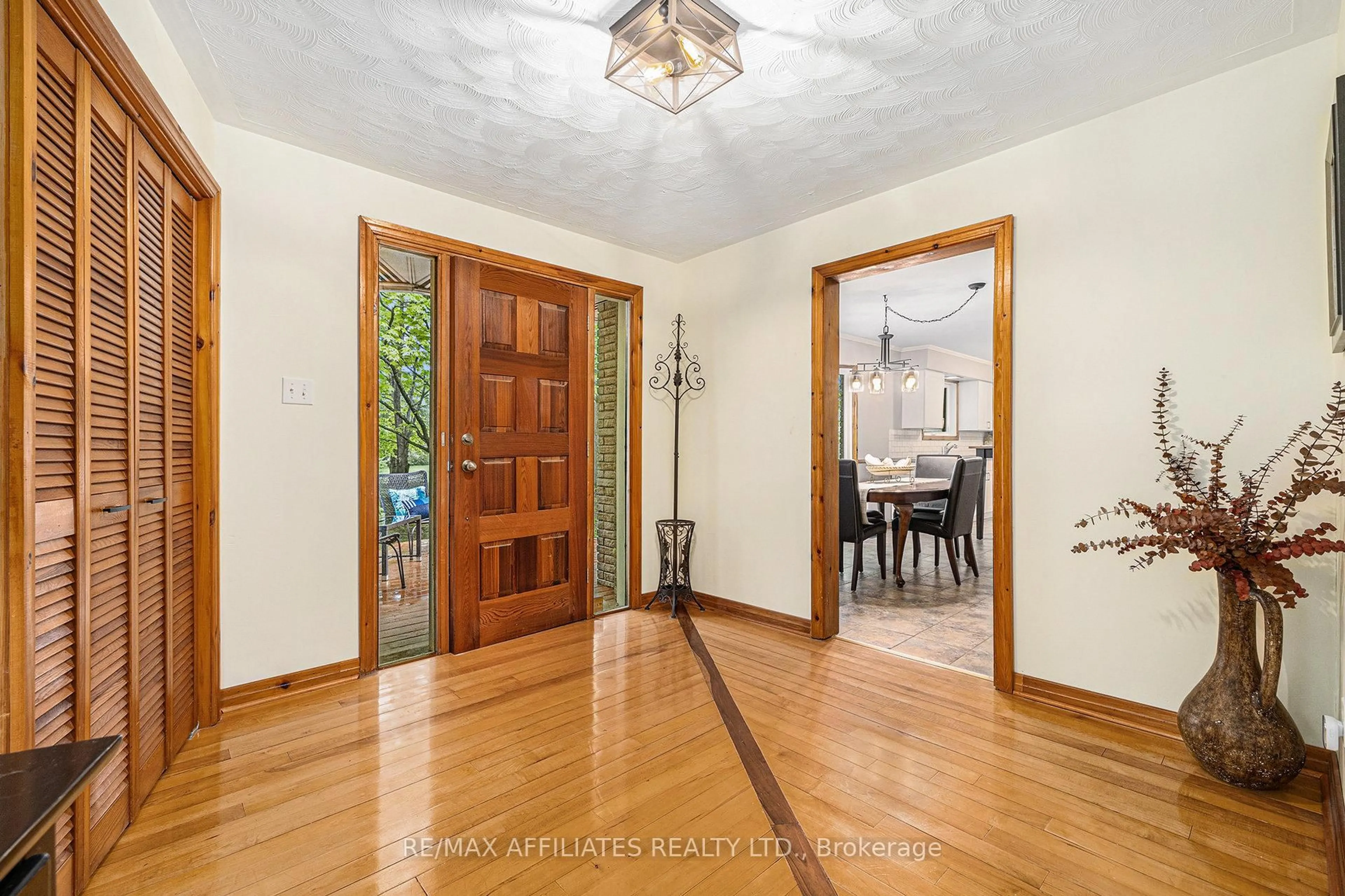 Indoor entryway for 187 Perth Rd, Smiths Falls Ontario K7A 4S7