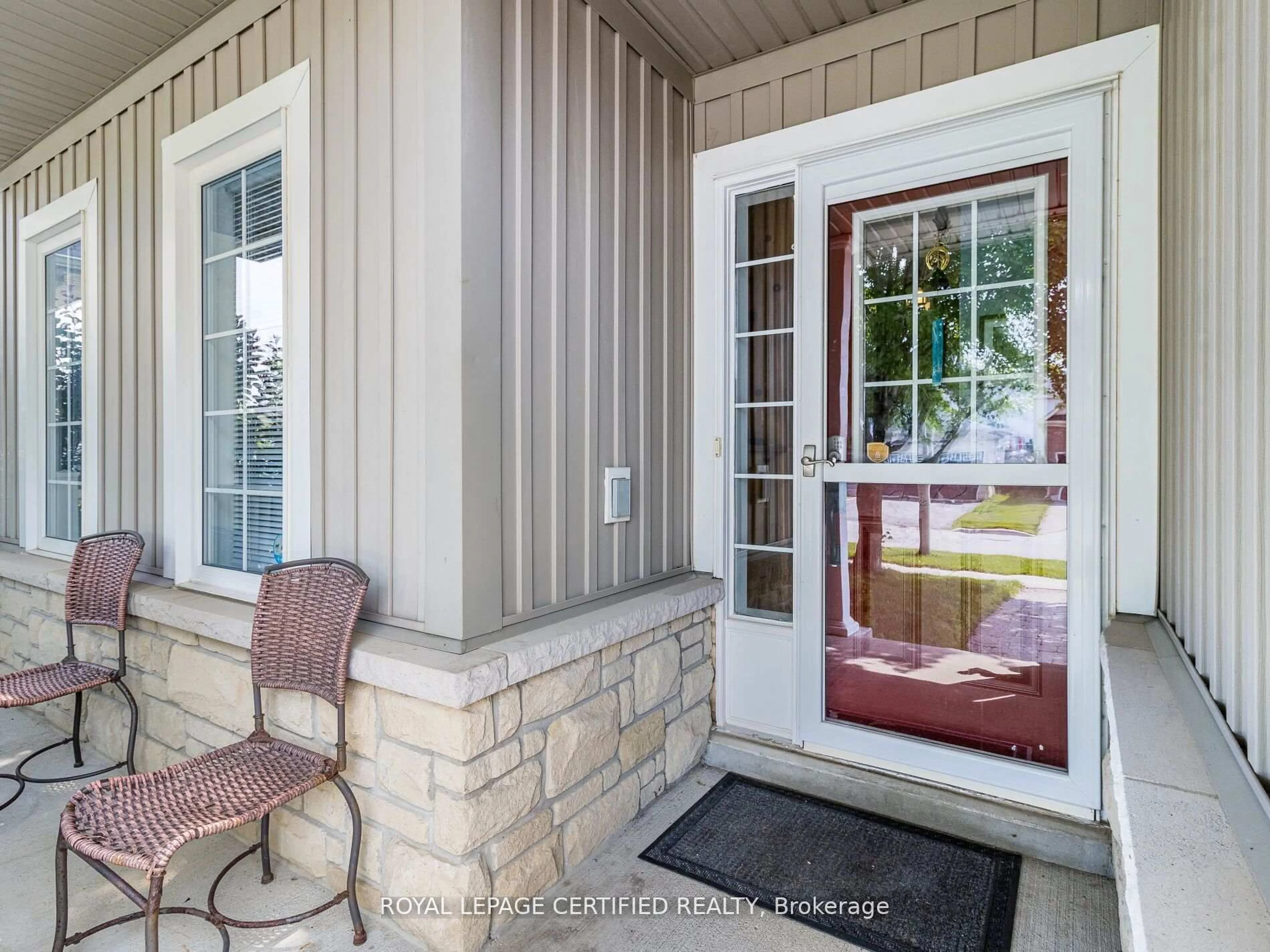 Indoor entryway for 220 Berry St, Shelburne Ontario L9V 3E1