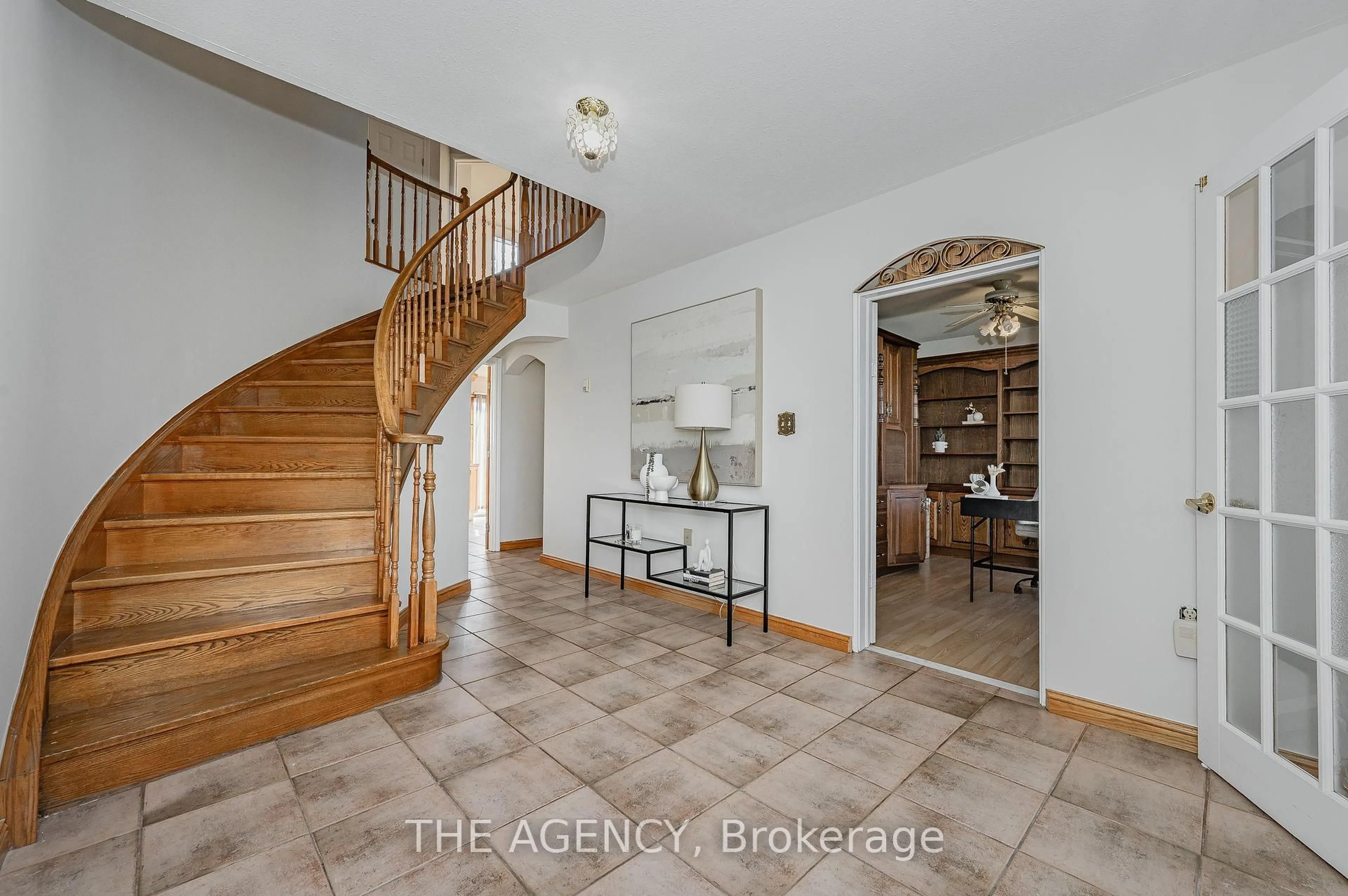 Indoor entryway for 631 FOUR MILE CREEK Rd, Niagara-on-the-Lake Ontario L0S 1J0