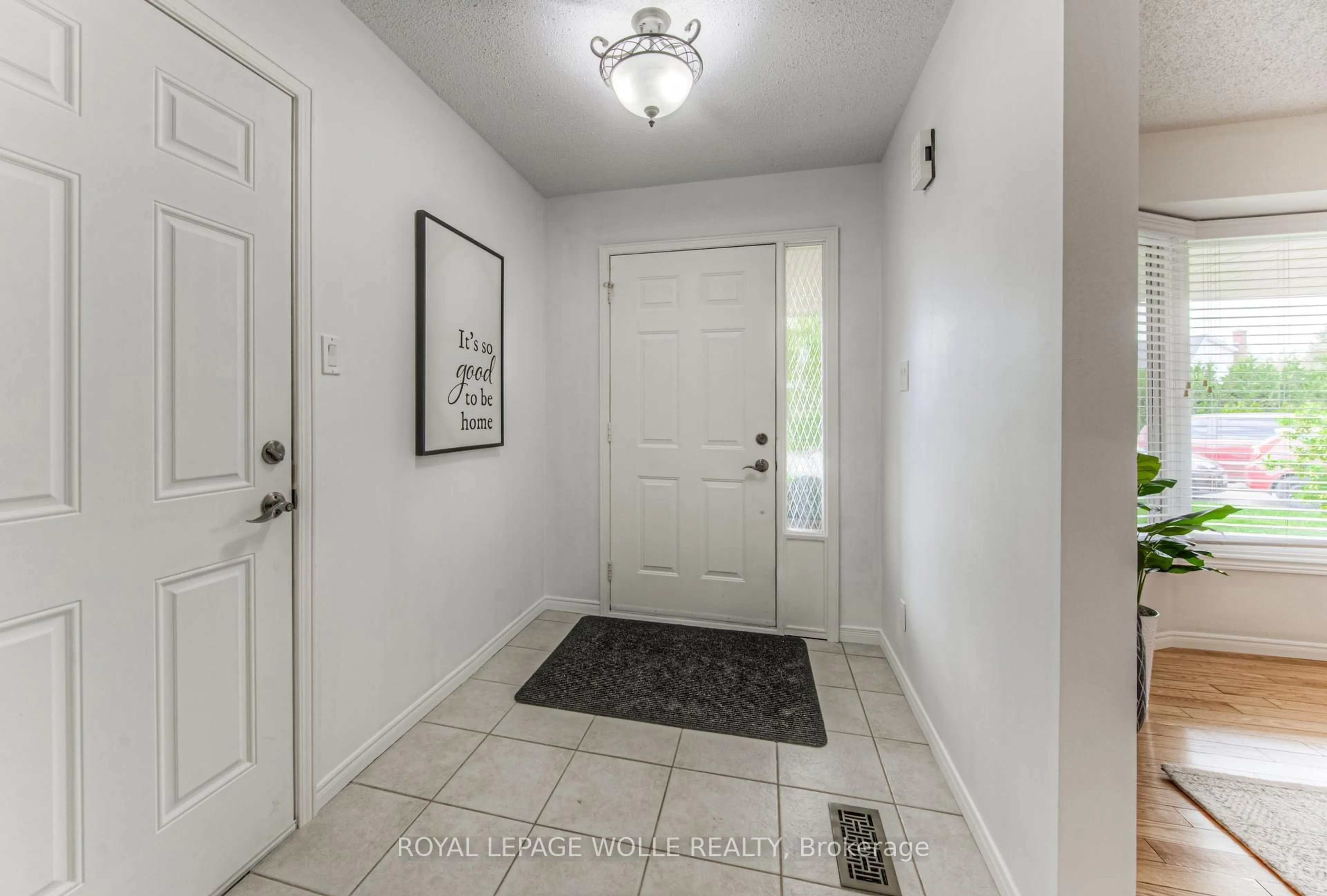Indoor entryway for 171 Mayberry Crt, Waterloo Ontario N2K 3K2