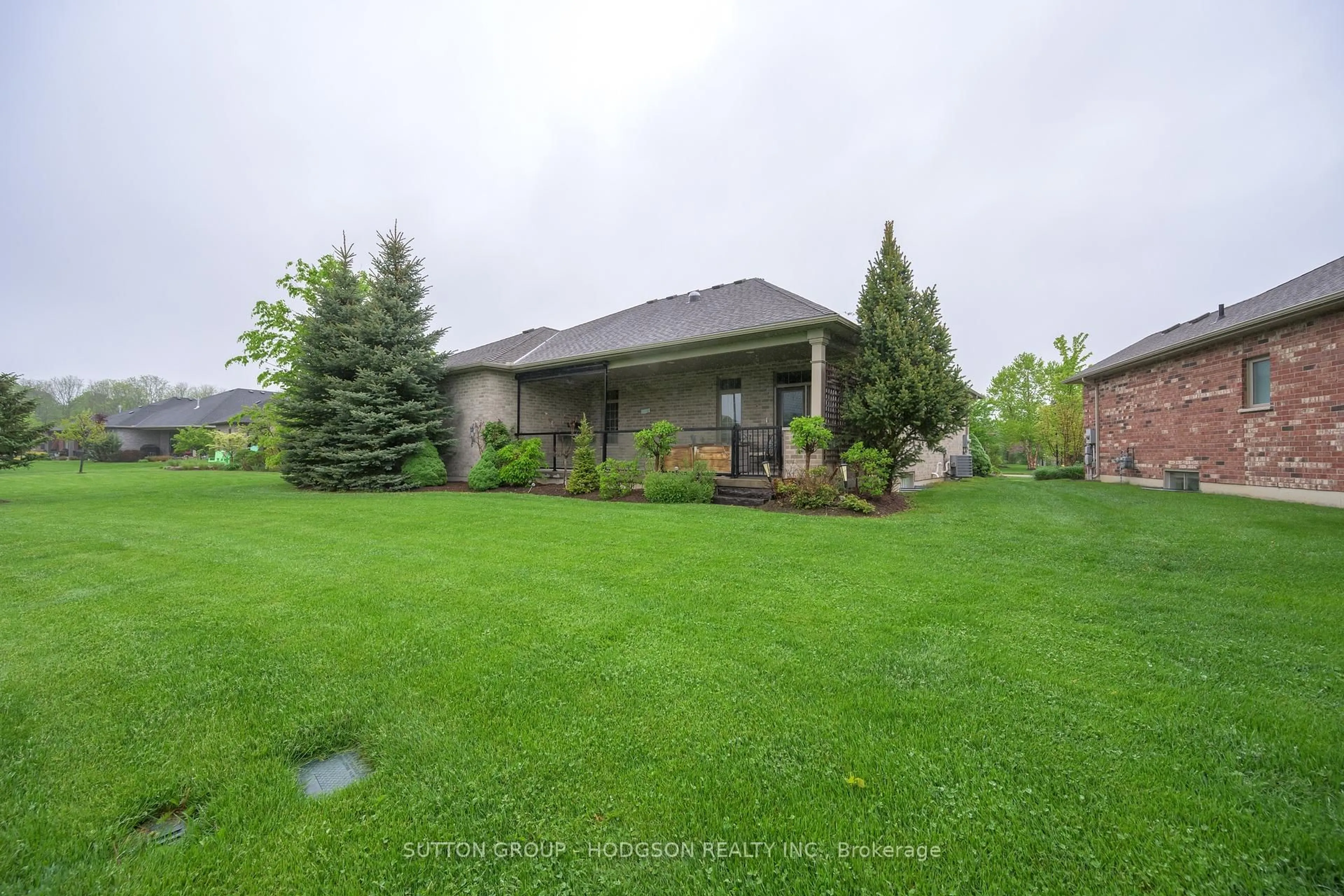 A pic from outside/outdoor area/front of a property/back of a property/a pic from drone, unknown for 2678 Sandra Post Cres, London South Ontario N6K 5R4