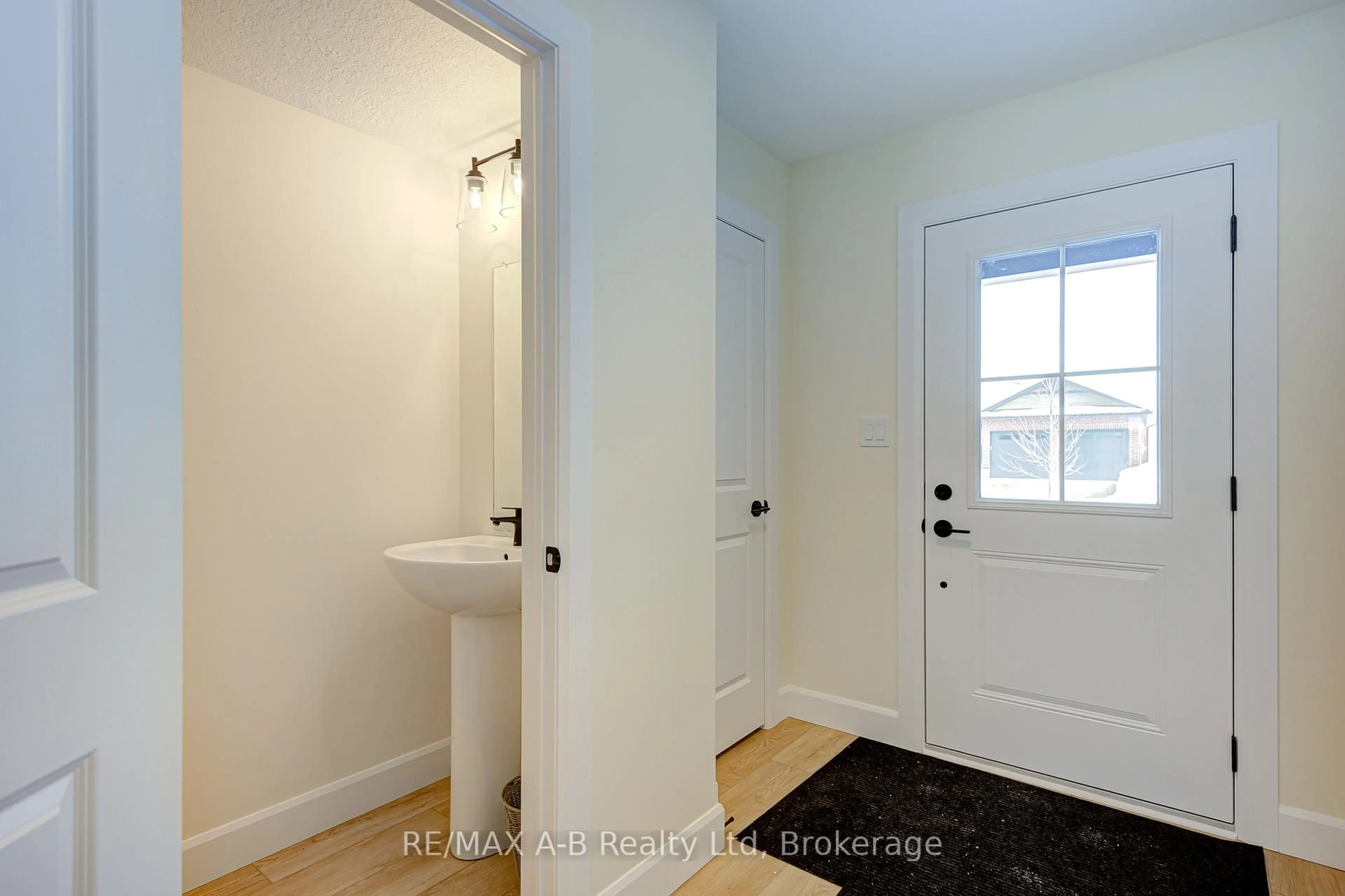 Indoor entryway for 28 Linda Dr, Huron East Ontario N0K 1W0