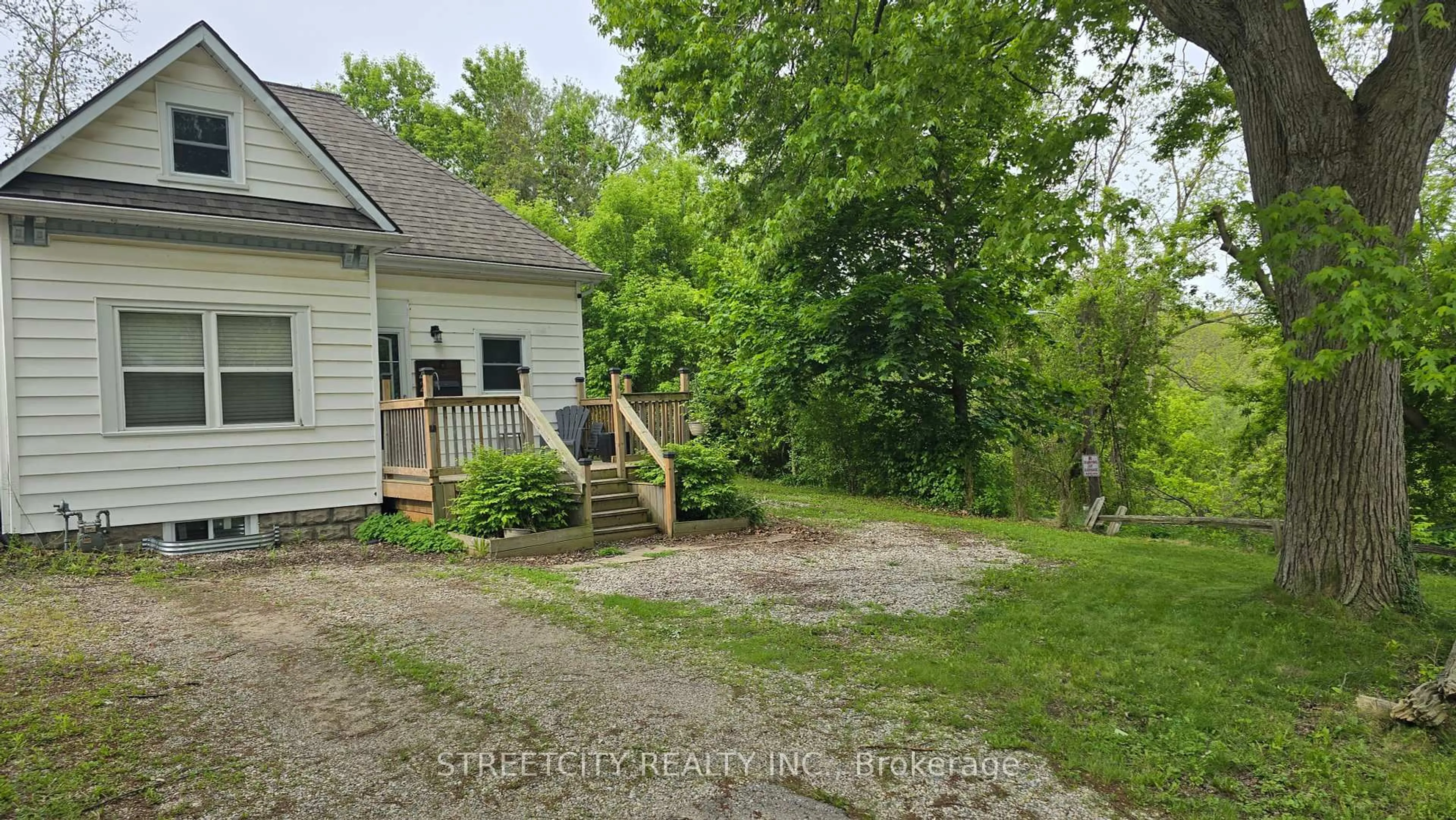 A pic from outside/outdoor area/front of a property/back of a property/a pic from drone, unknown for 22 Leila St, St. Thomas Ontario N5R 2A6