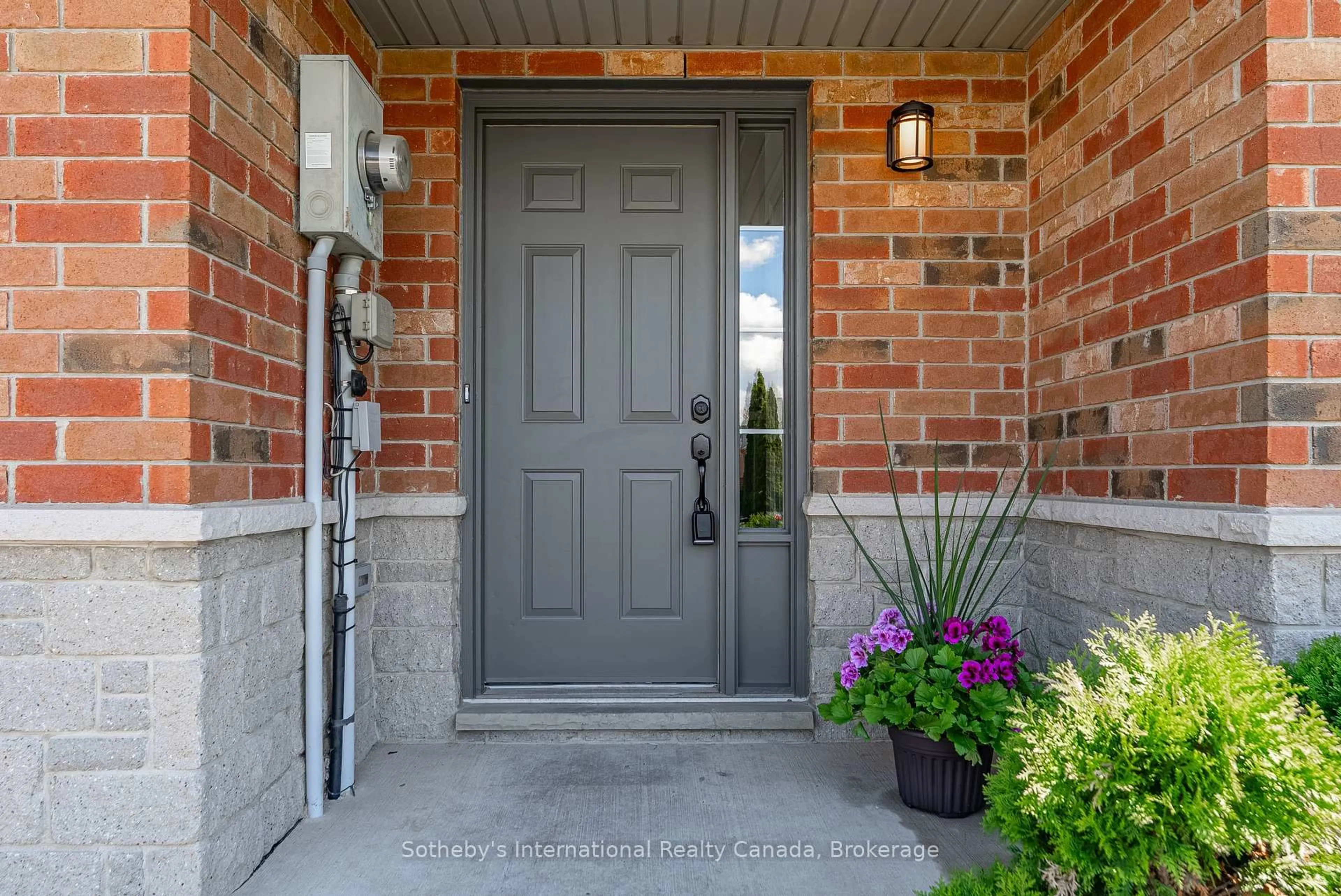 Indoor entryway for 501 Southridge Dr, Hamilton Ontario L9C 7V3