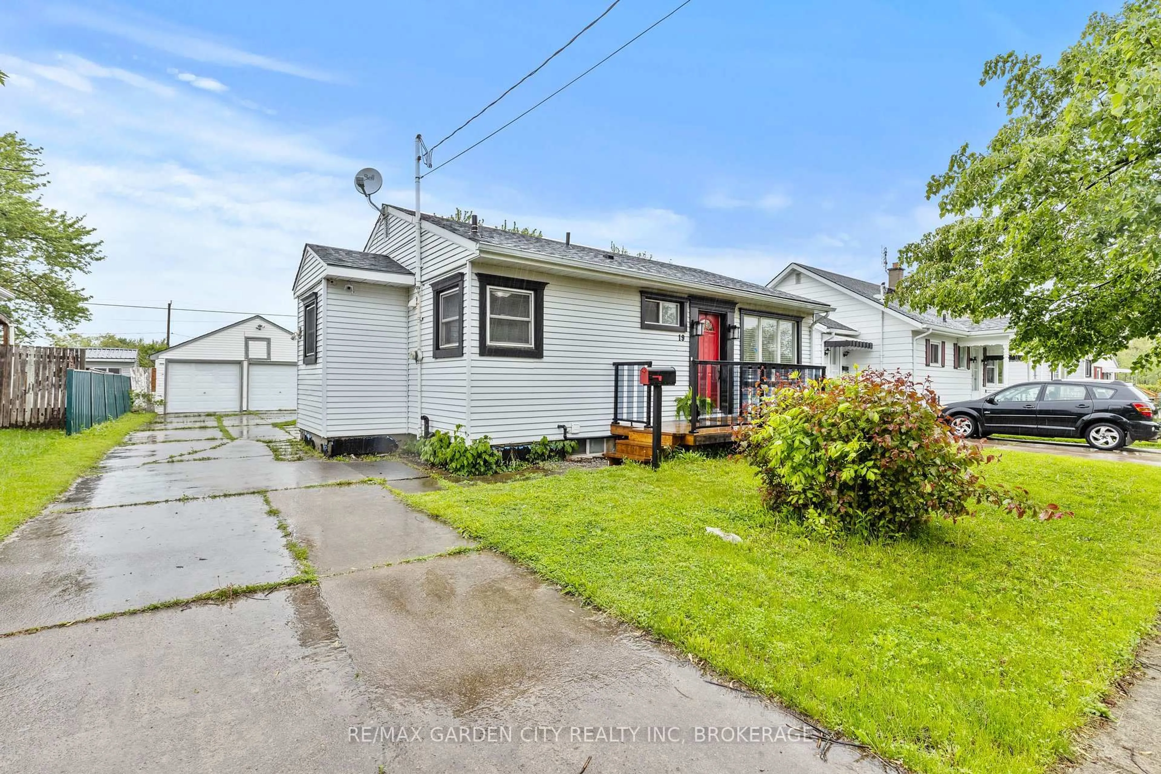 A pic from outside/outdoor area/front of a property/back of a property/a pic from drone, street for 19 Oakwood Ave, St. Catharines Ontario L2P 1L2