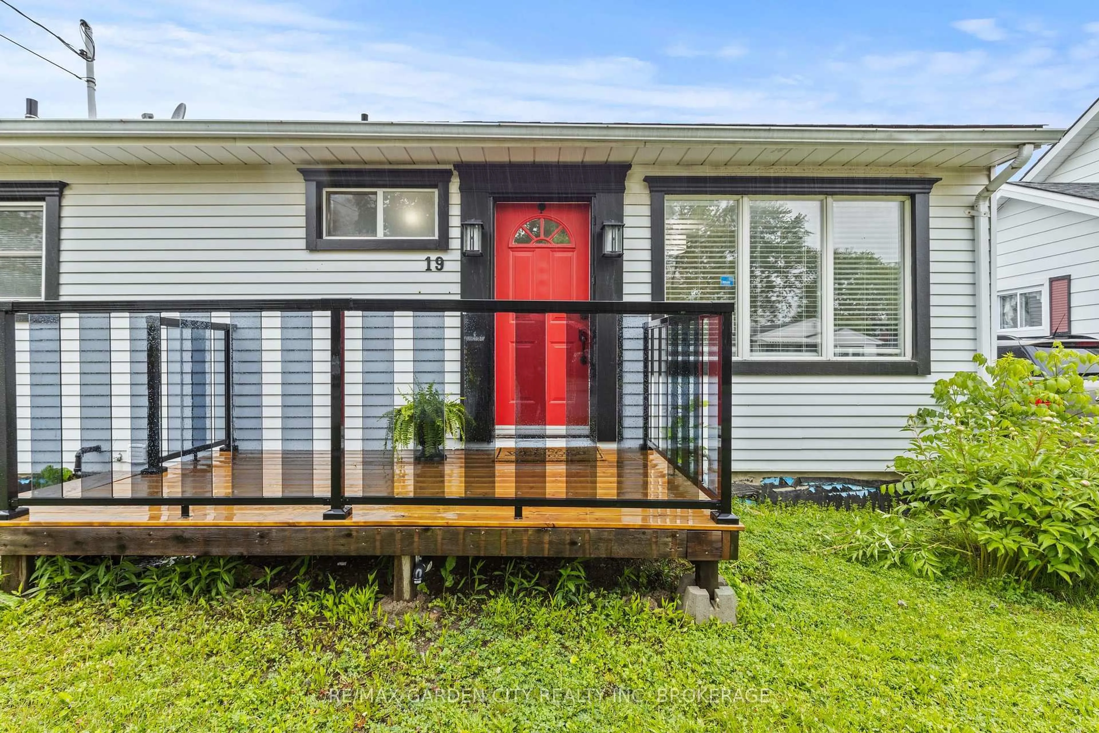 Home with vinyl exterior material, street for 19 Oakwood Ave, St. Catharines Ontario L2P 1L2