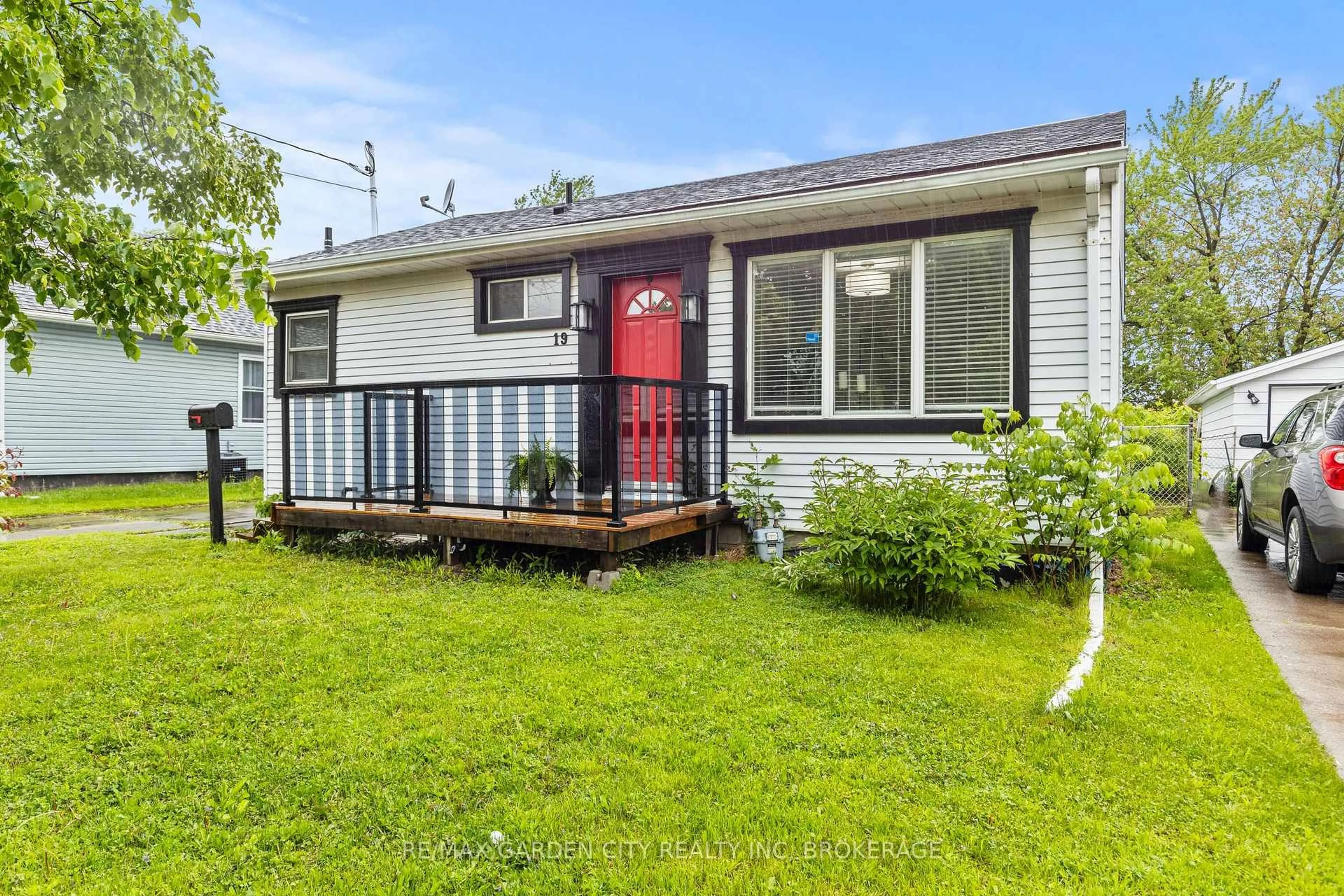 Home with vinyl exterior material, street for 19 Oakwood Ave, St. Catharines Ontario L2P 1L2