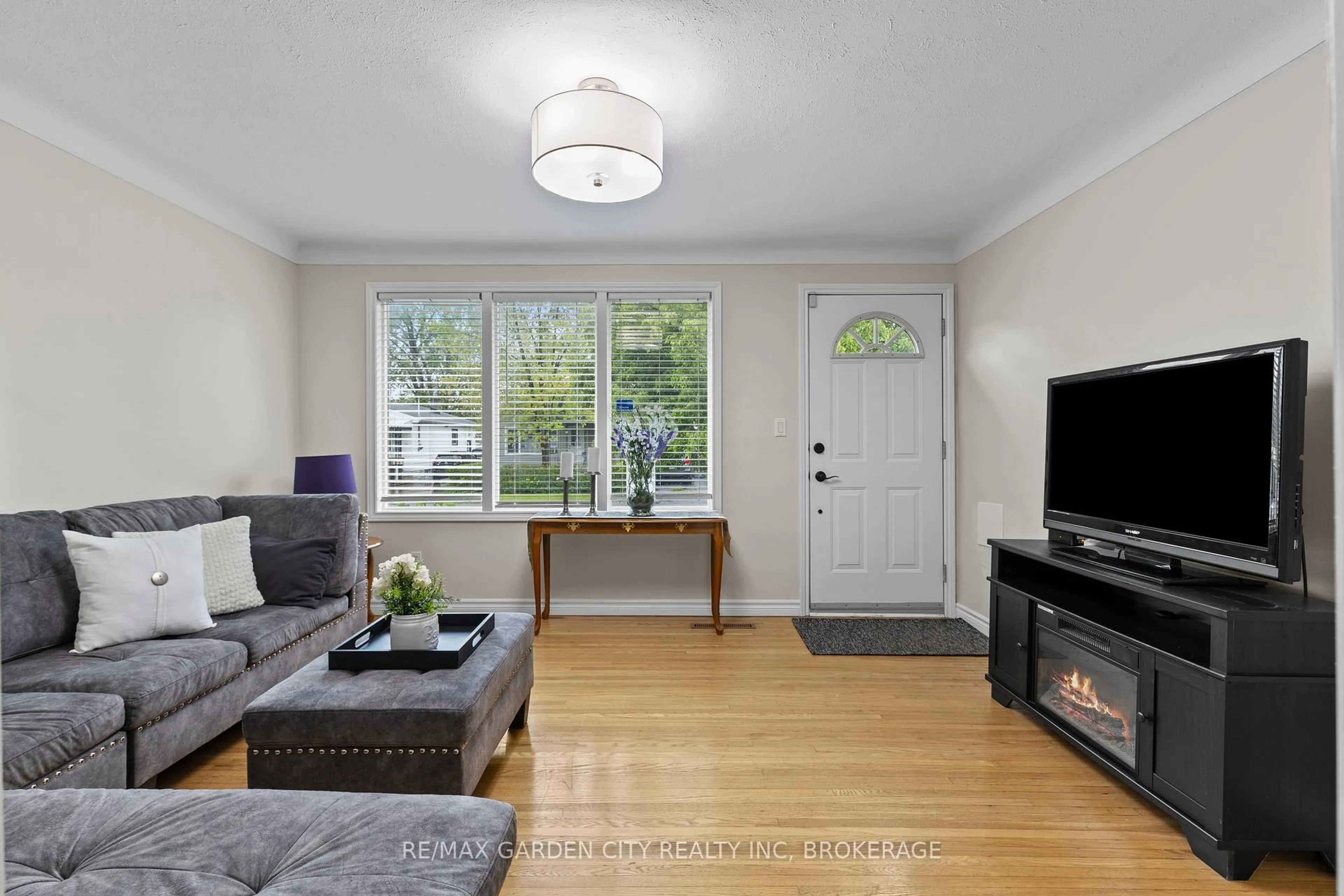 Living room with furniture, wood/laminate floor for 19 Oakwood Ave, St. Catharines Ontario L2P 1L2