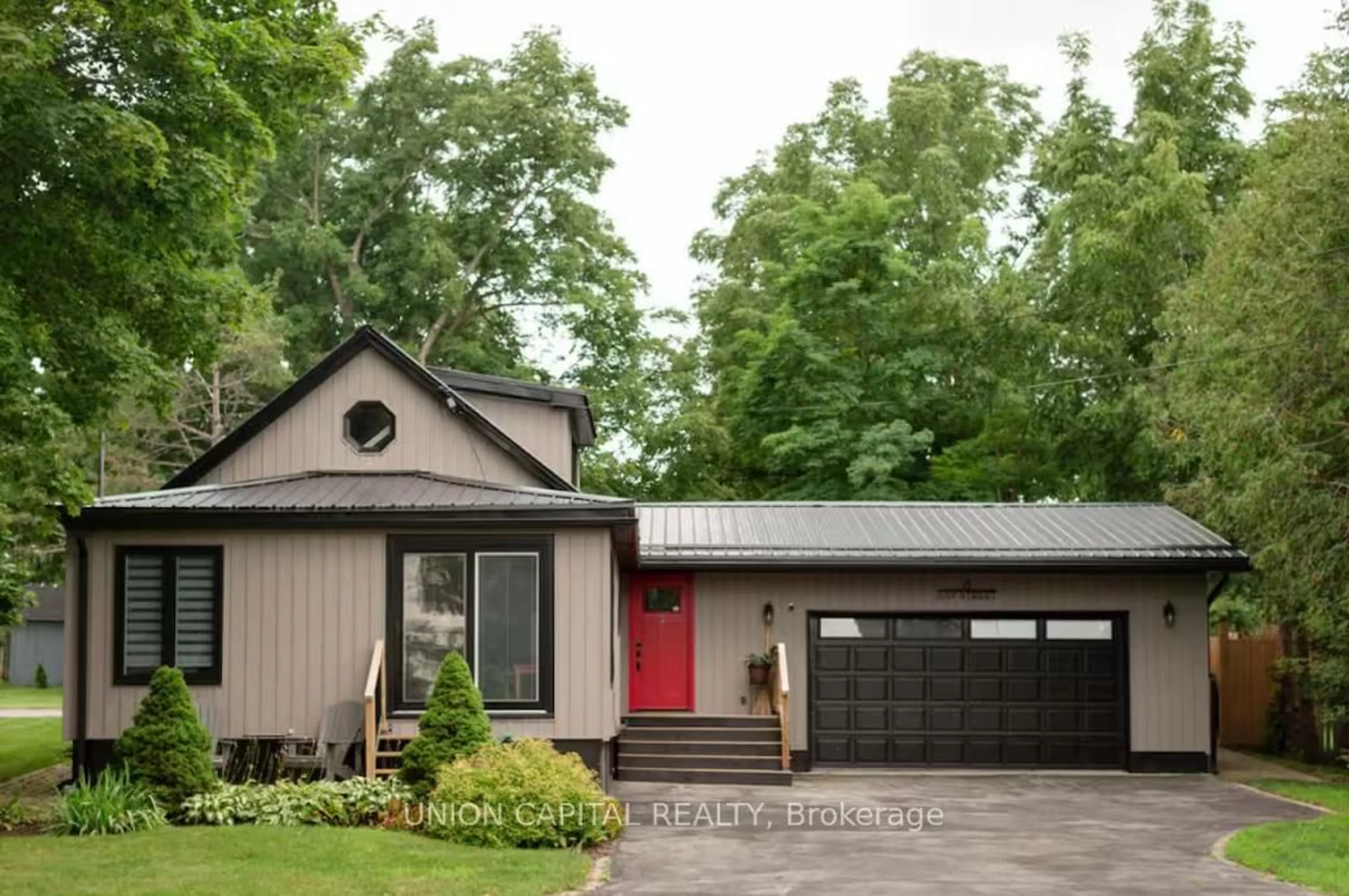 Home with vinyl exterior material, street for 6 Bay St, Prince Edward County Ontario K0K 2T0