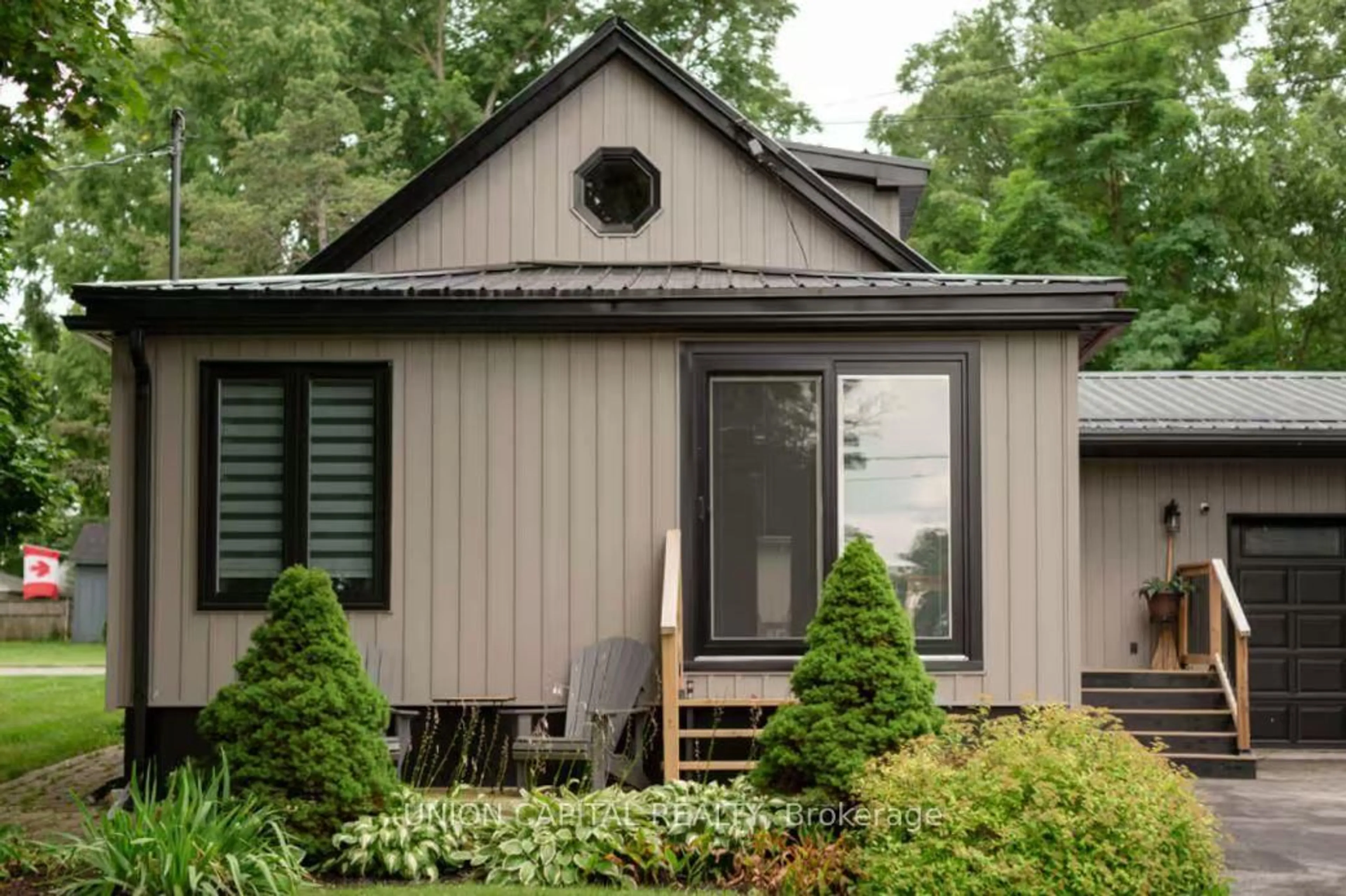 Home with vinyl exterior material, unknown for 6 Bay St, Prince Edward County Ontario K0K 2T0