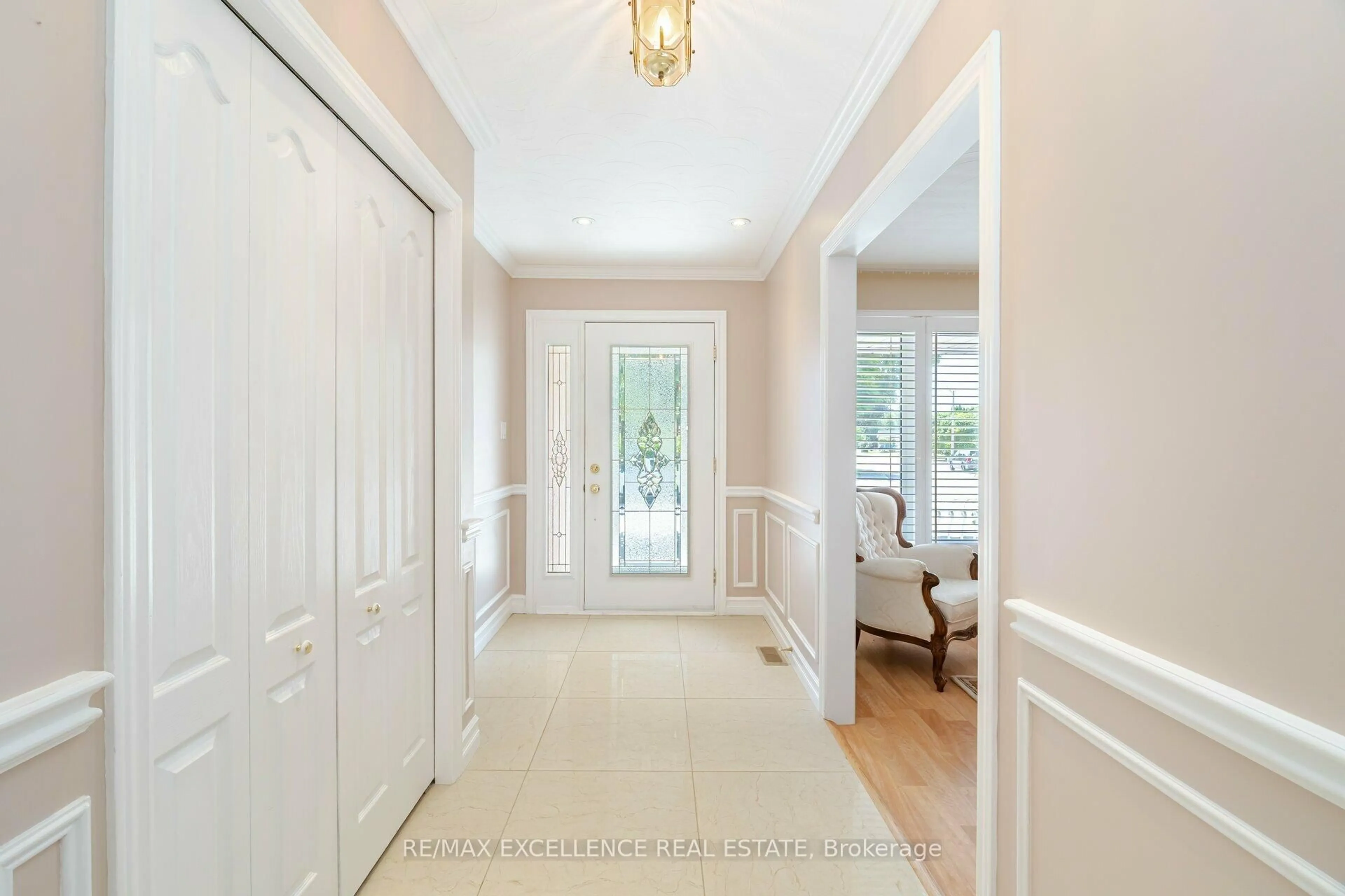 Indoor entryway for 60 Indian Cres, Hamilton Ontario L8V 4X5