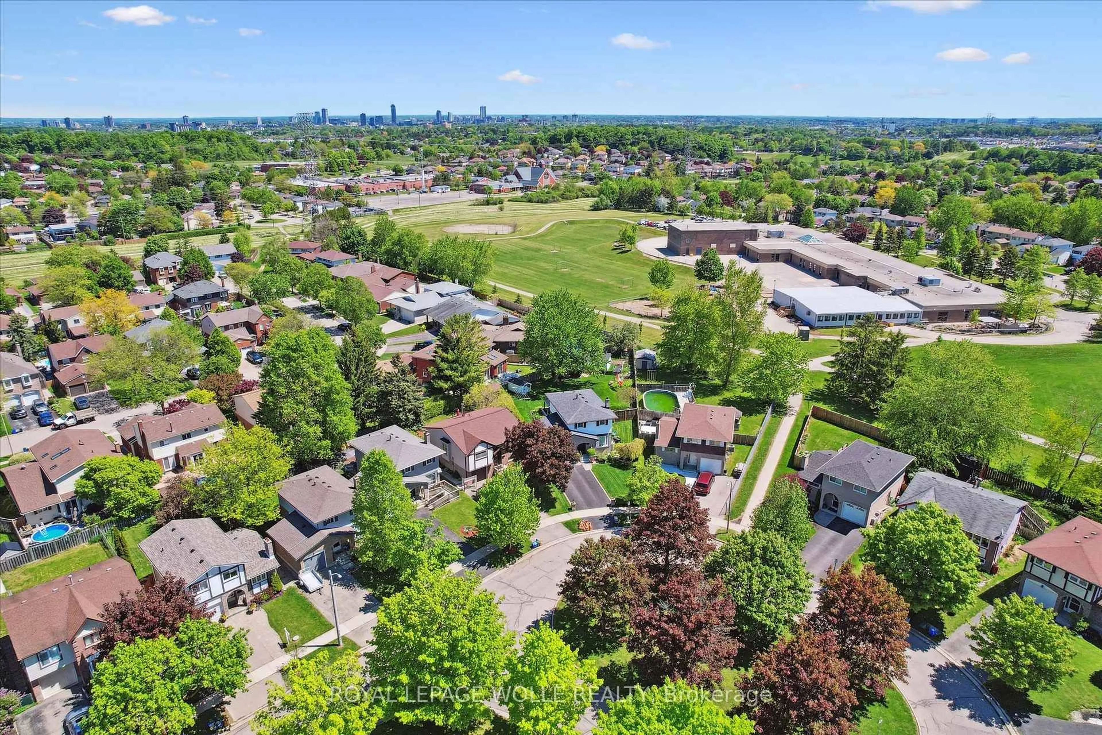A pic from outside/outdoor area/front of a property/back of a property/a pic from drone, street for 31 Driftwood Pl, Kitchener Ontario N2N 1W3