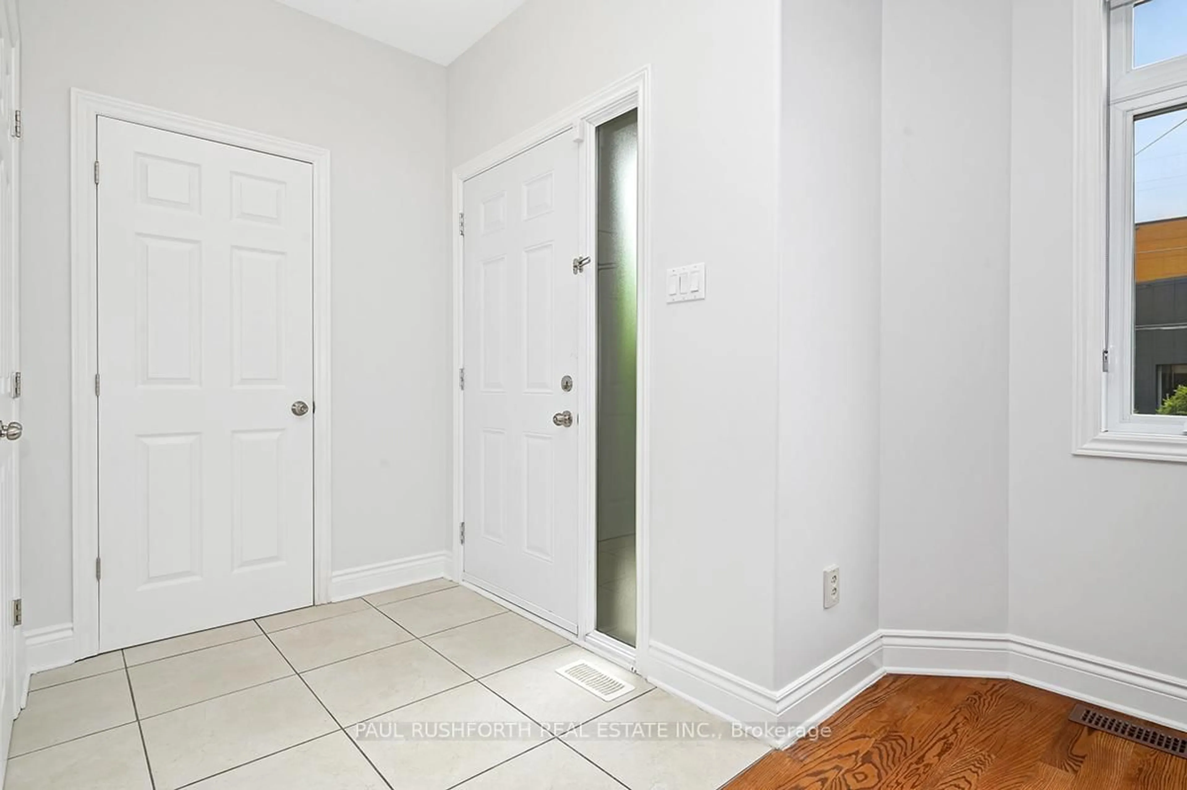 Indoor entryway for 326 Woodroffe Ave, Ottawa Ontario K2A 3V5