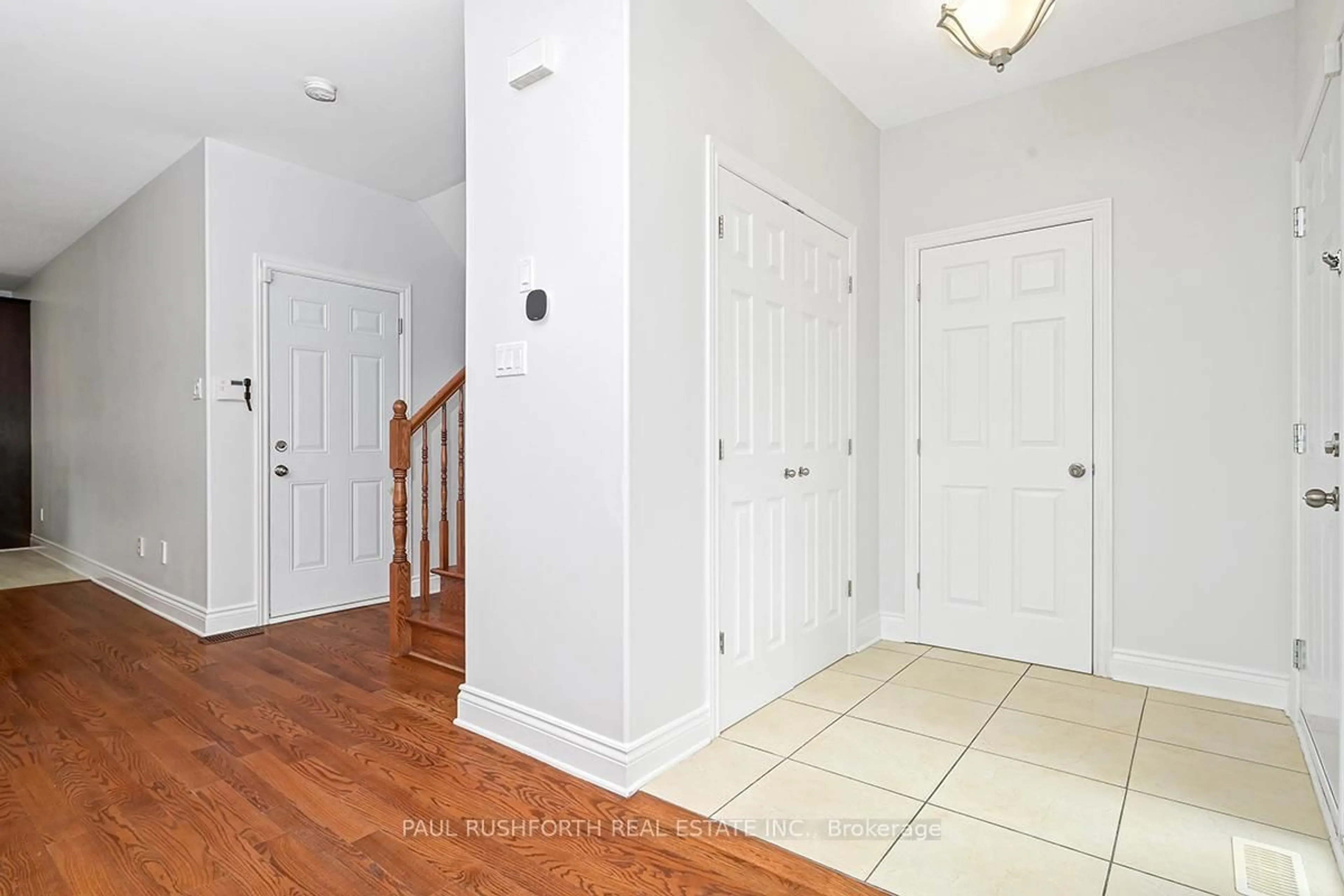 Indoor entryway for 326 Woodroffe Ave, Ottawa Ontario K2A 3V5