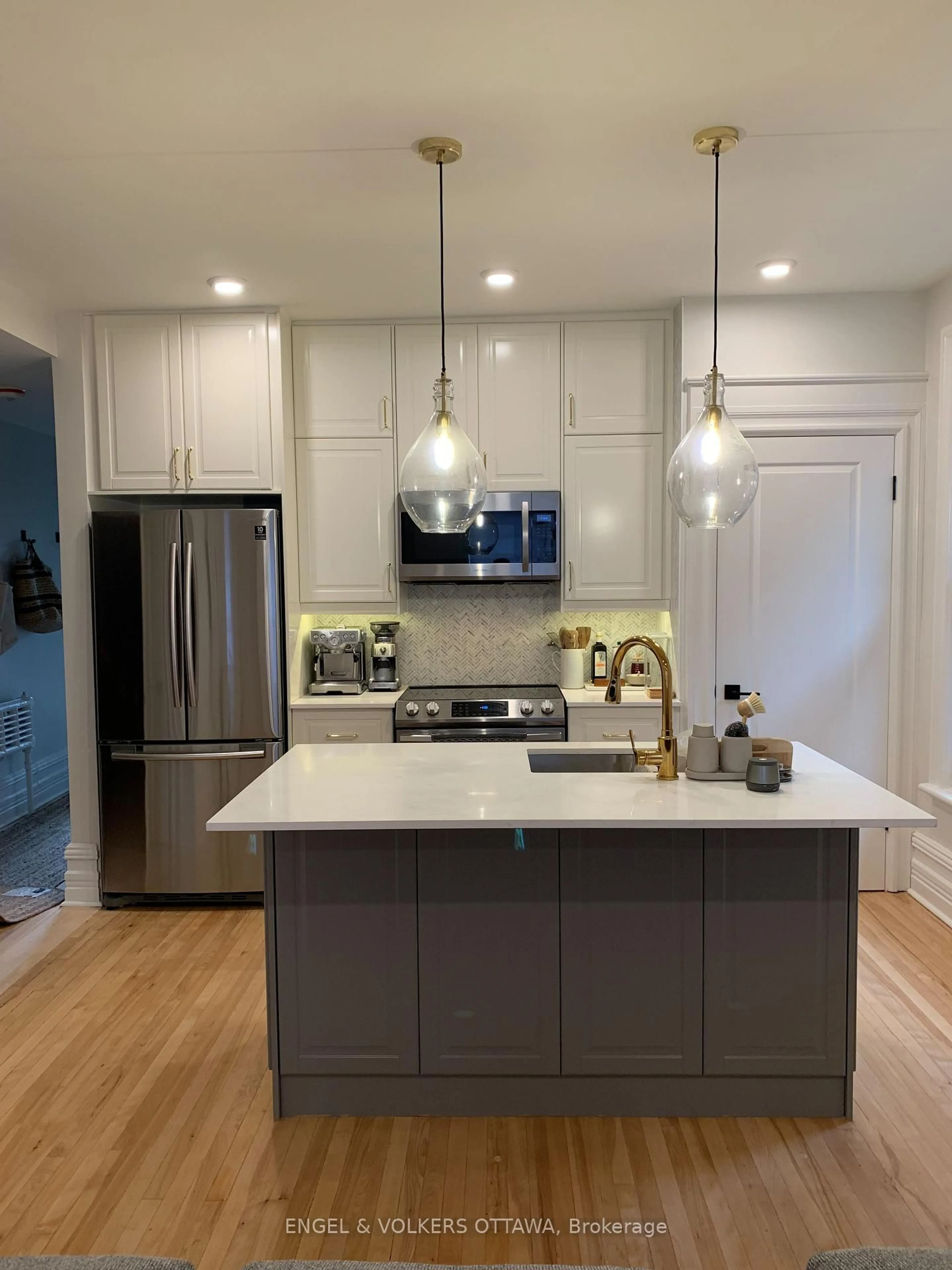 Contemporary kitchen, unknown for 25 Mcleod St, Ottawa Ontario K2P 0Z4