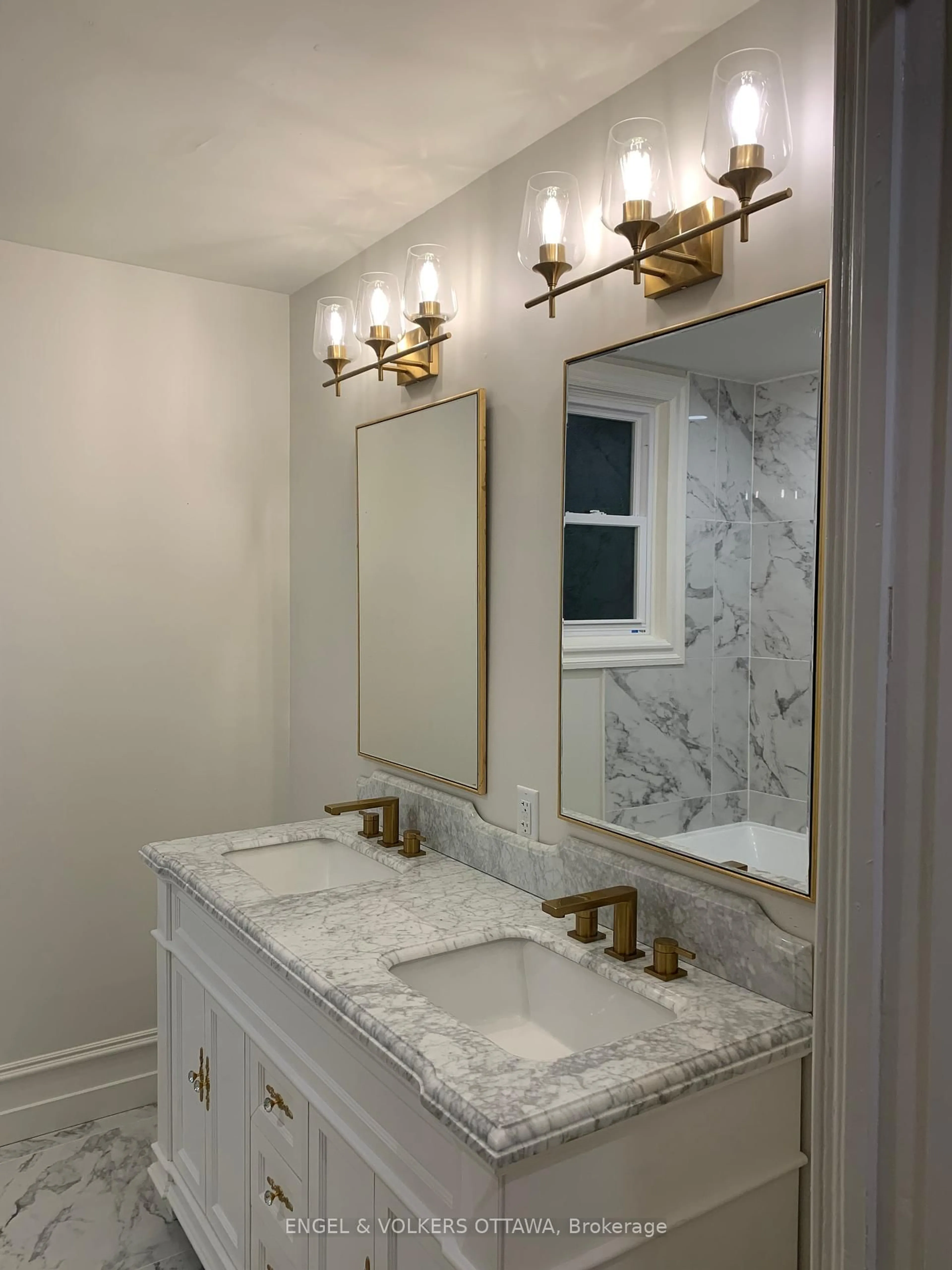 Contemporary bathroom, ceramic/tile floor for 25 Mcleod St, Ottawa Ontario K2P 0Z4
