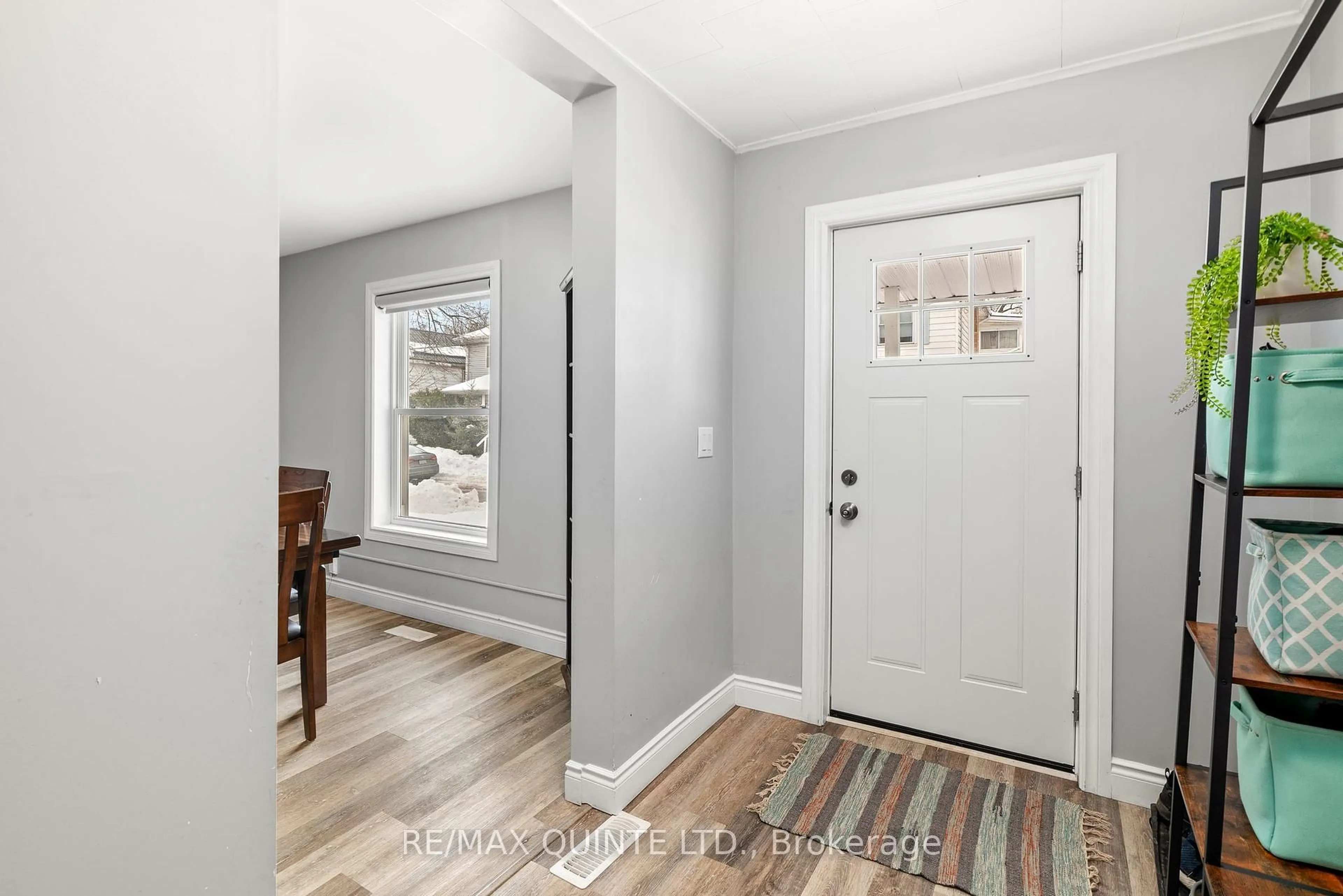 Indoor entryway for 91 Chatham St, Belleville Ontario K8N 3S7