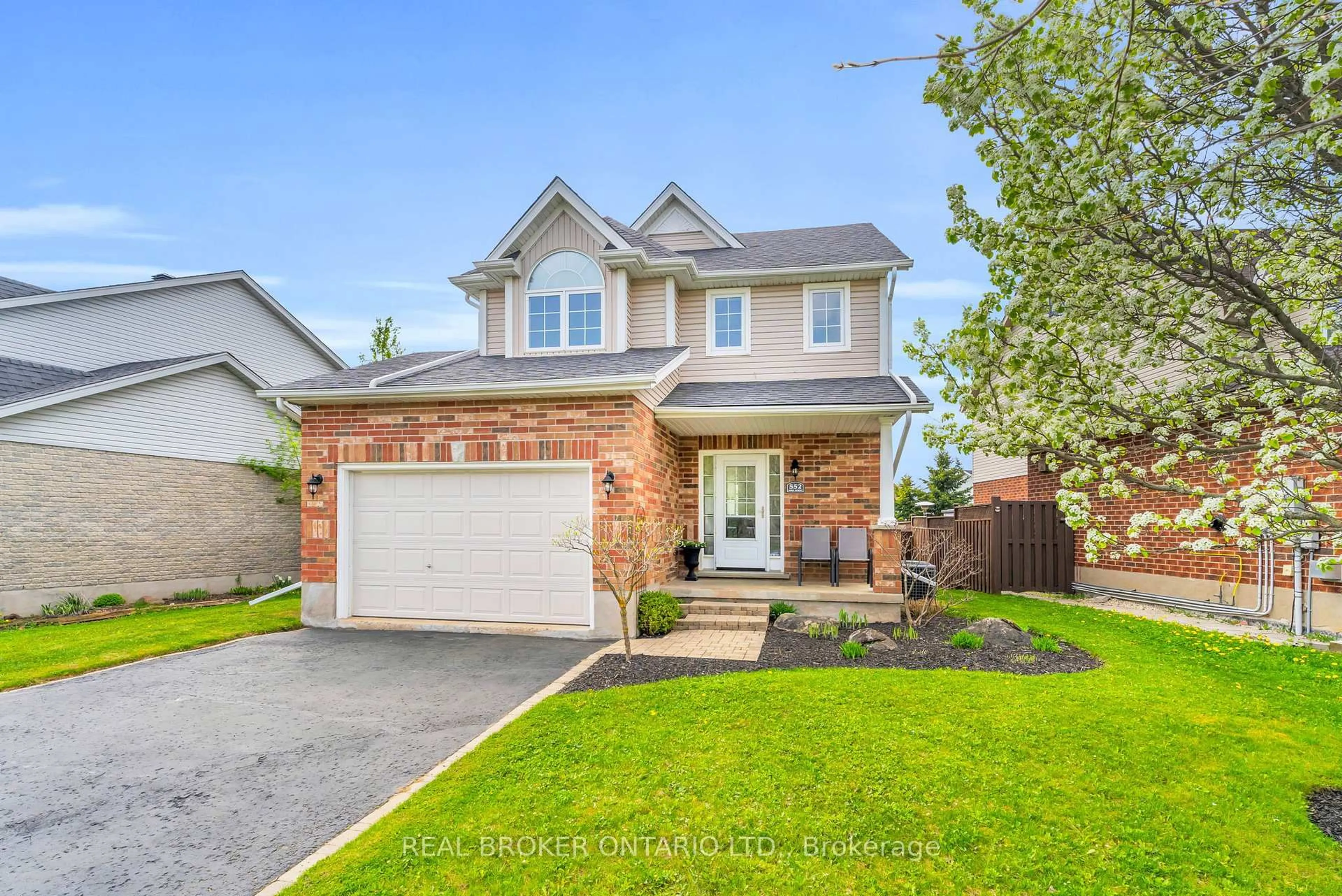 Home with brick exterior material, street for 552 Simon St, Shelburne Ontario L9V 3P6