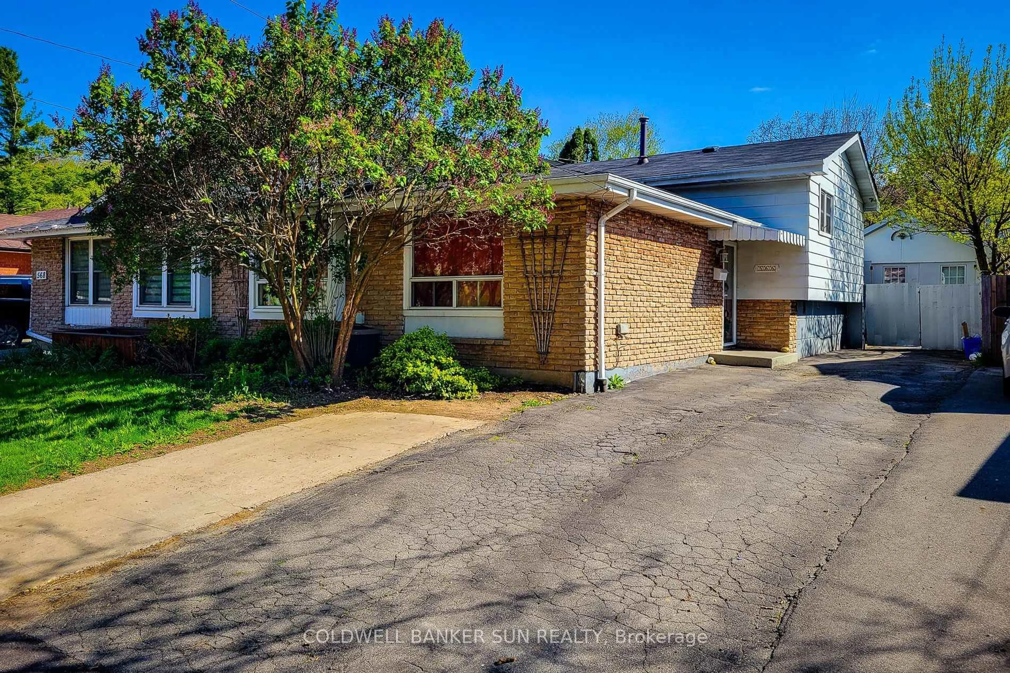 A pic from outside/outdoor area/front of a property/back of a property/a pic from drone, street for 566 Greenhill Ave, Hamilton Ontario L8K 5E8