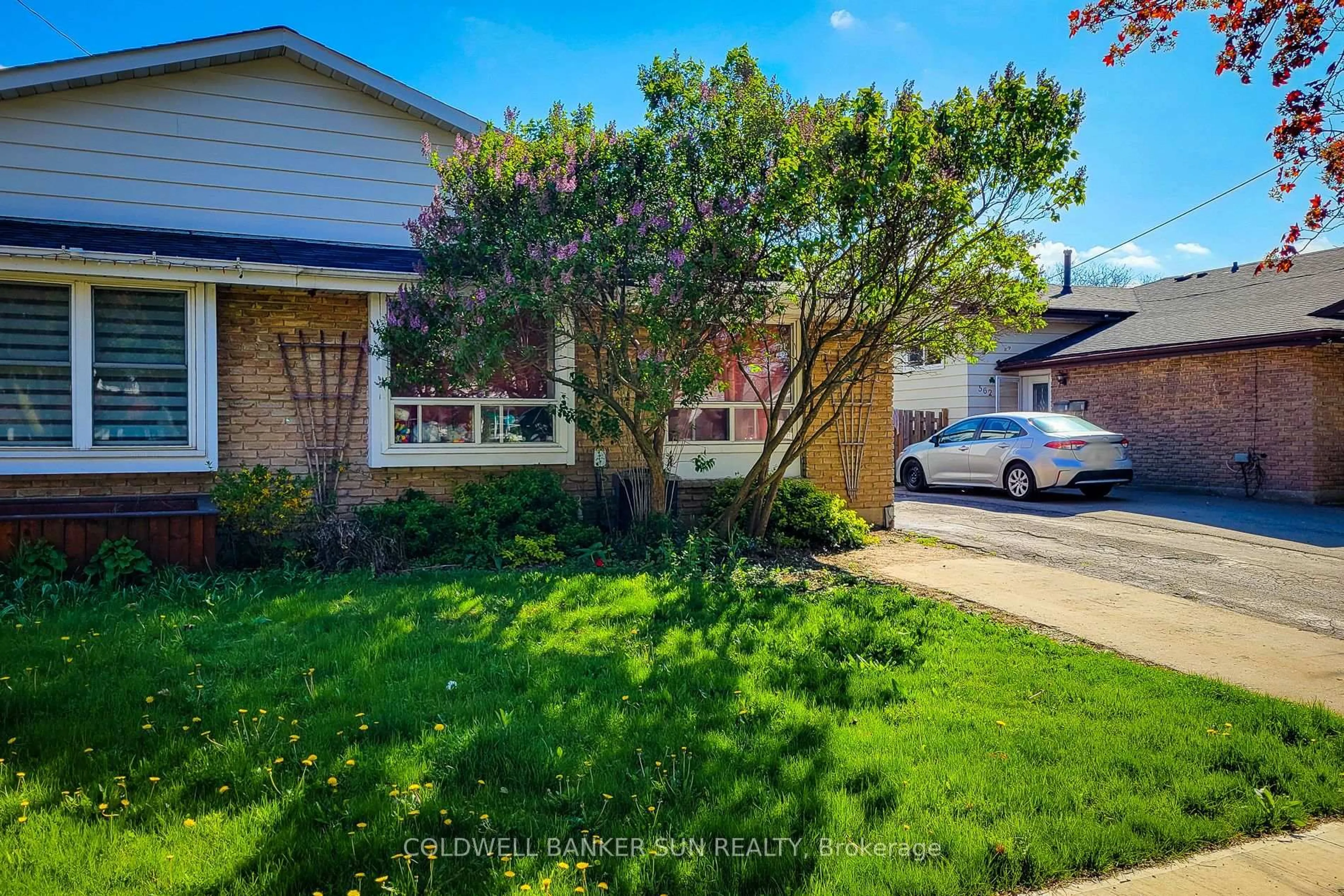 A pic from outside/outdoor area/front of a property/back of a property/a pic from drone, street for 566 Greenhill Ave, Hamilton Ontario L8K 5E8