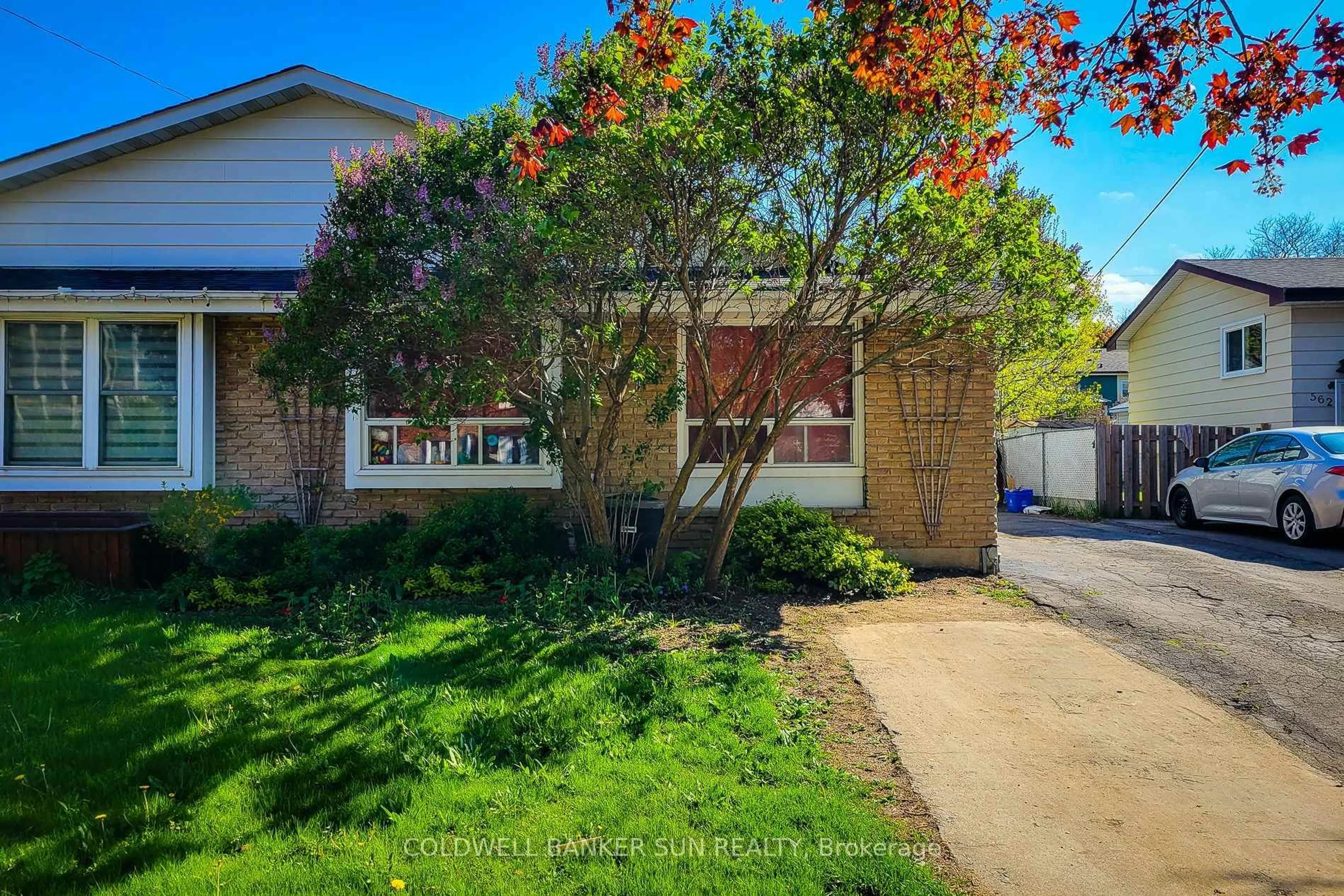 A pic from outside/outdoor area/front of a property/back of a property/a pic from drone, street for 566 Greenhill Ave, Hamilton Ontario L8K 5E8