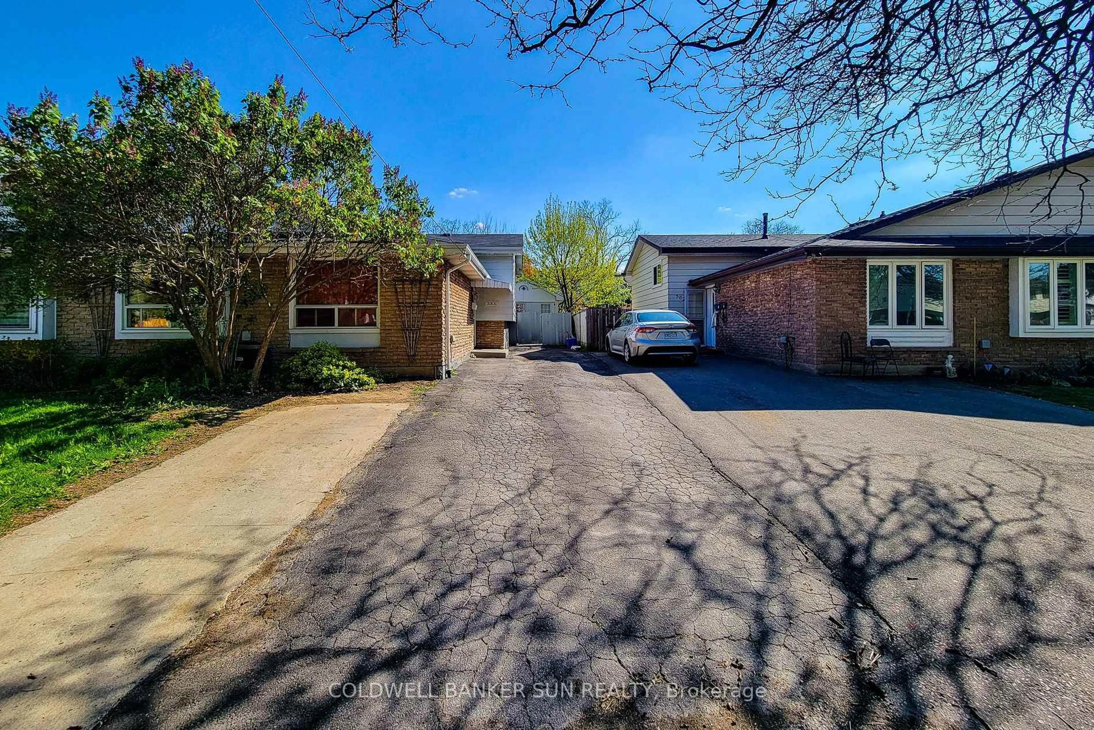 A pic from outside/outdoor area/front of a property/back of a property/a pic from drone, street for 566 Greenhill Ave, Hamilton Ontario L8K 5E8