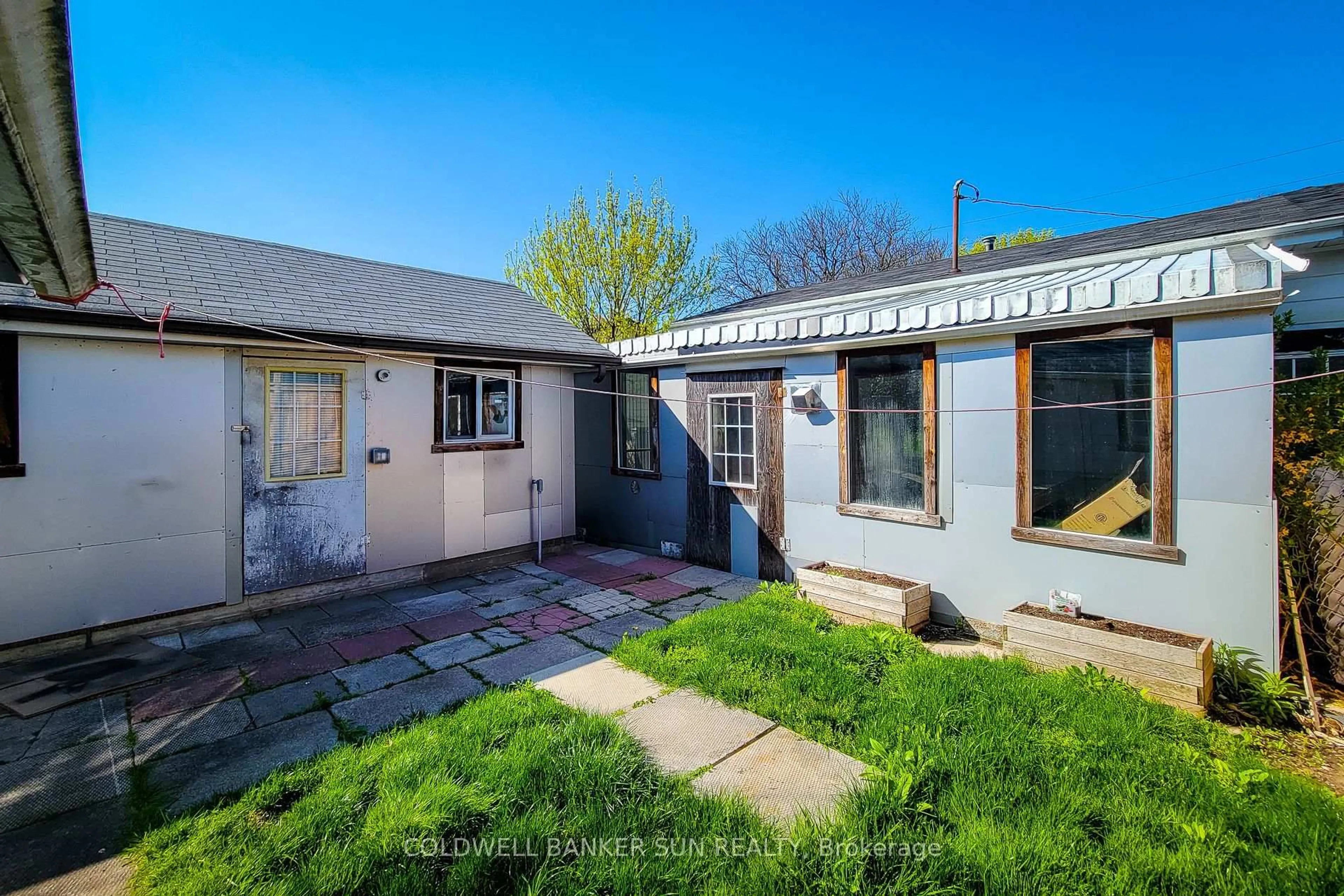 A pic from outside/outdoor area/front of a property/back of a property/a pic from drone, street for 566 Greenhill Ave, Hamilton Ontario L8K 5E8