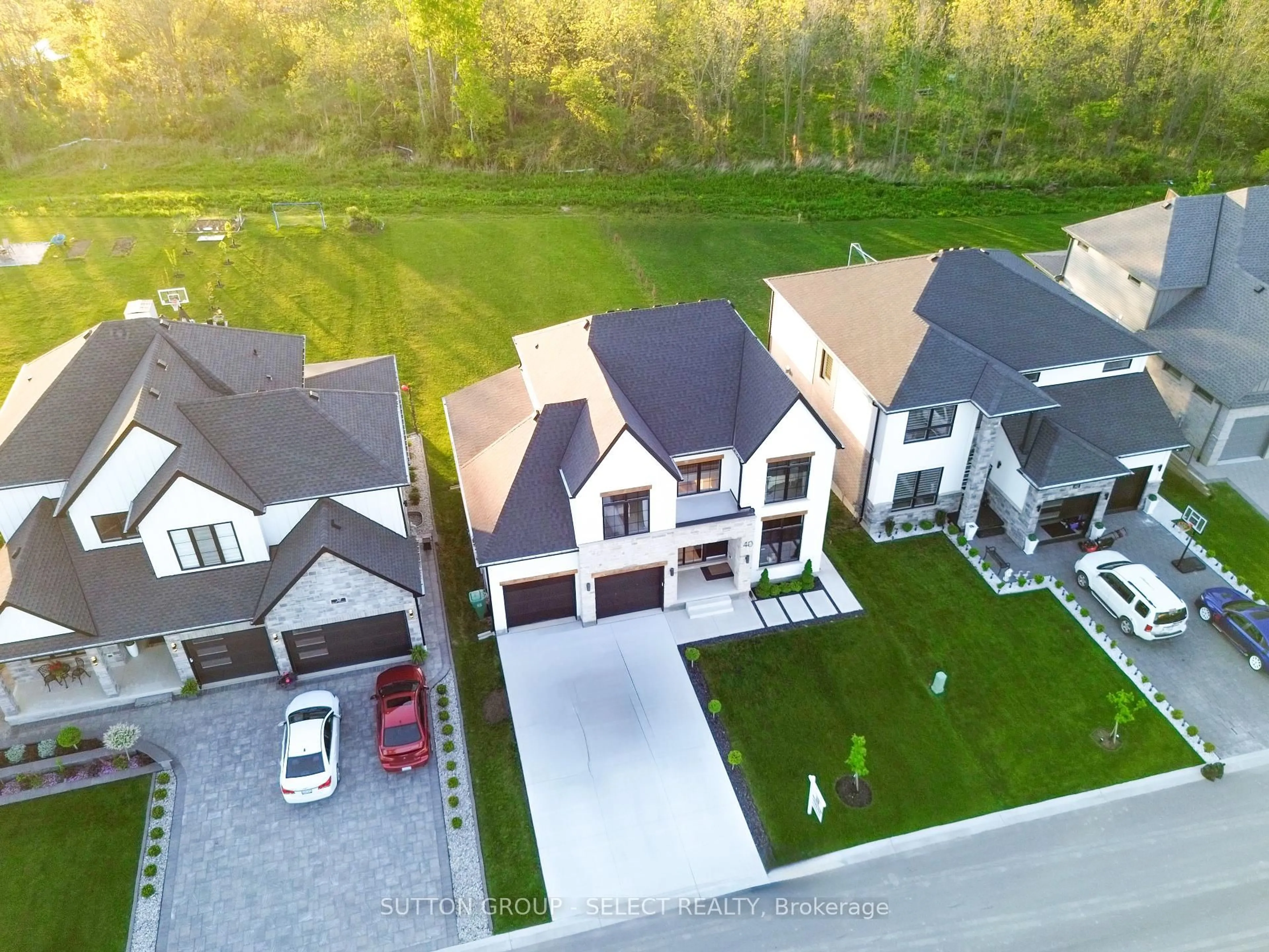 A pic from outside/outdoor area/front of a property/back of a property/a pic from drone, street for 40 Royal Cres, Southwold Ontario N5P 0G5
