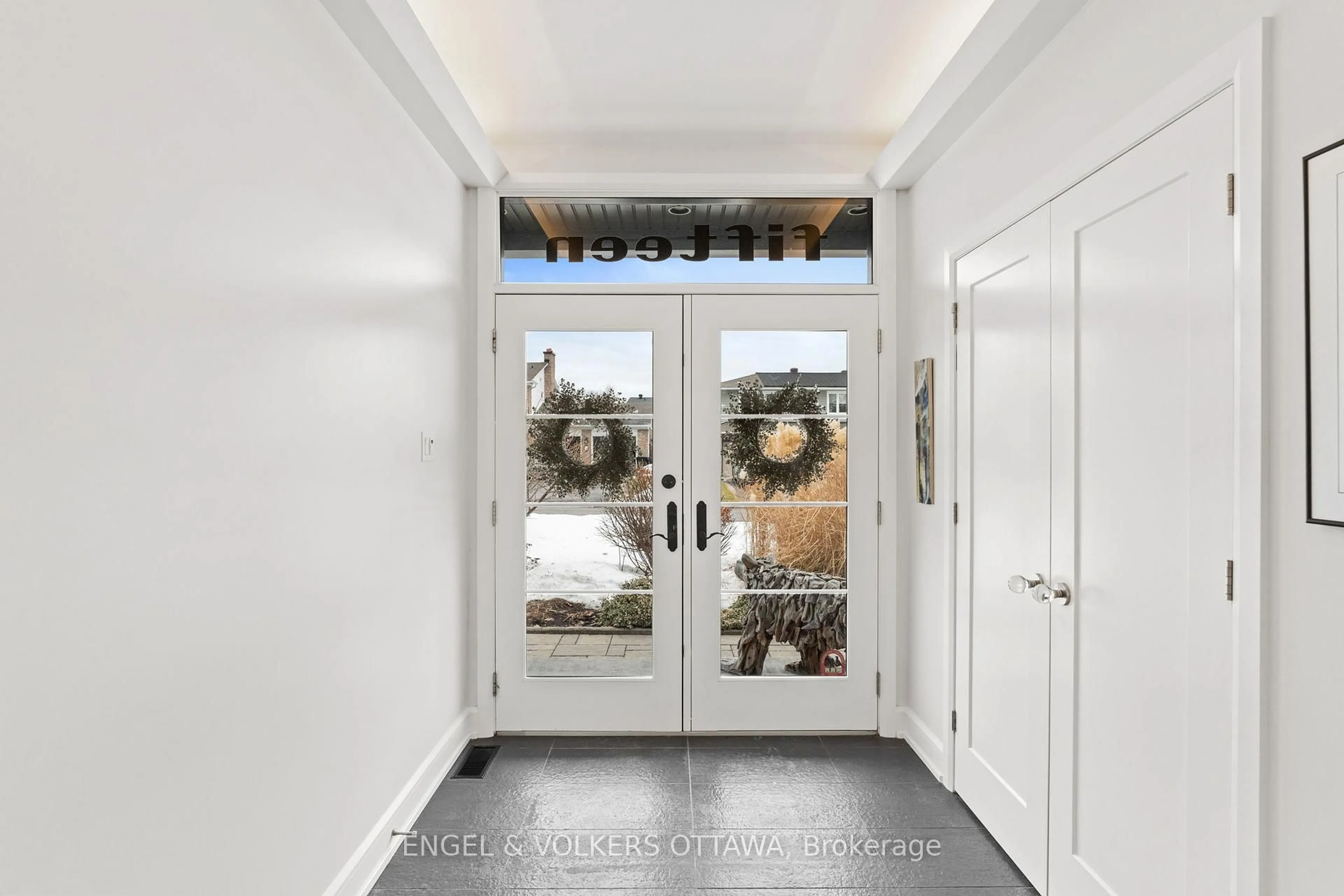 Indoor entryway for 15 Camwood Cres, Ottawa Ontario K2H 7X1