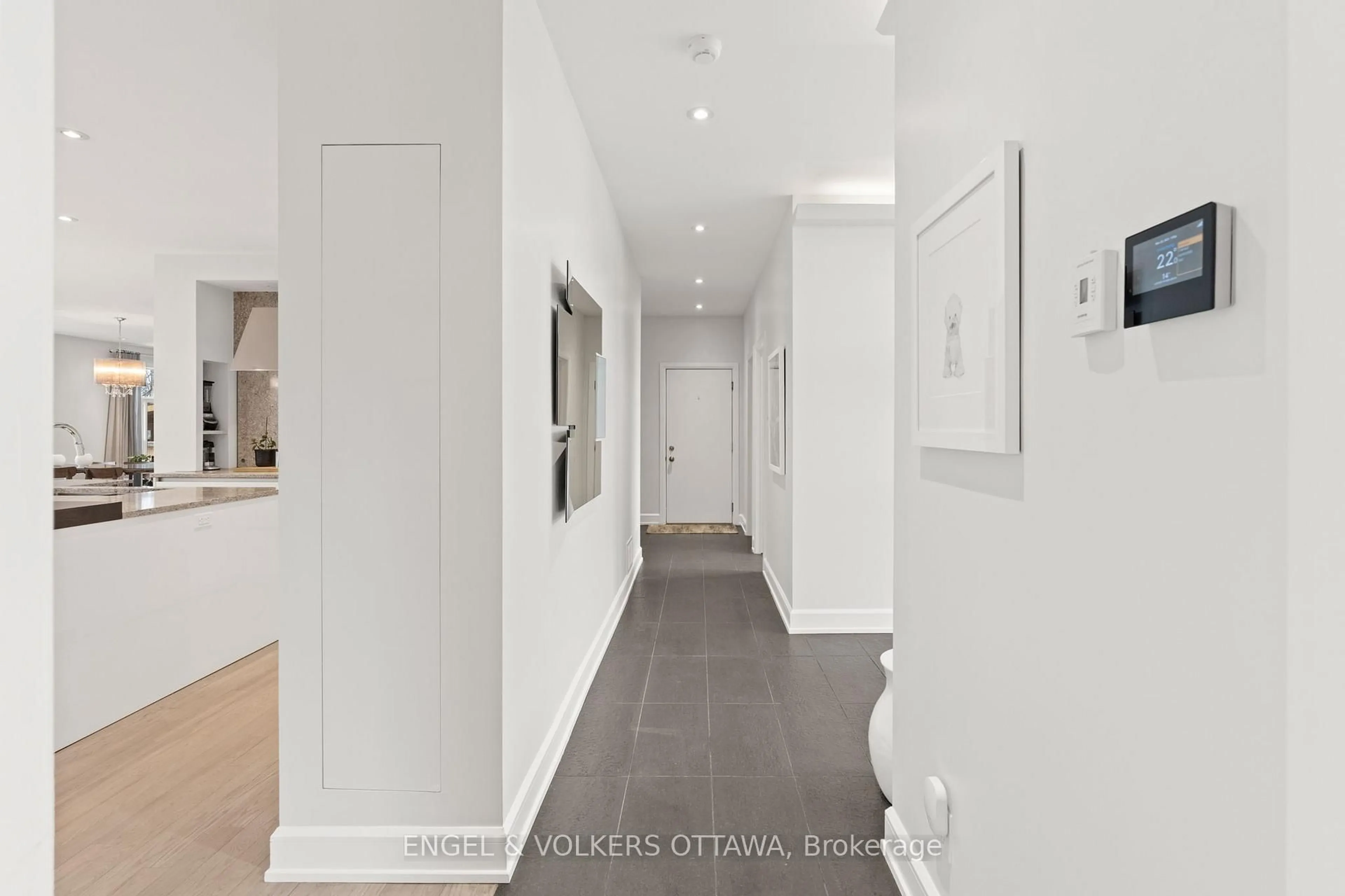 Indoor foyer for 15 Camwood Cres, Ottawa Ontario K2H 7X1