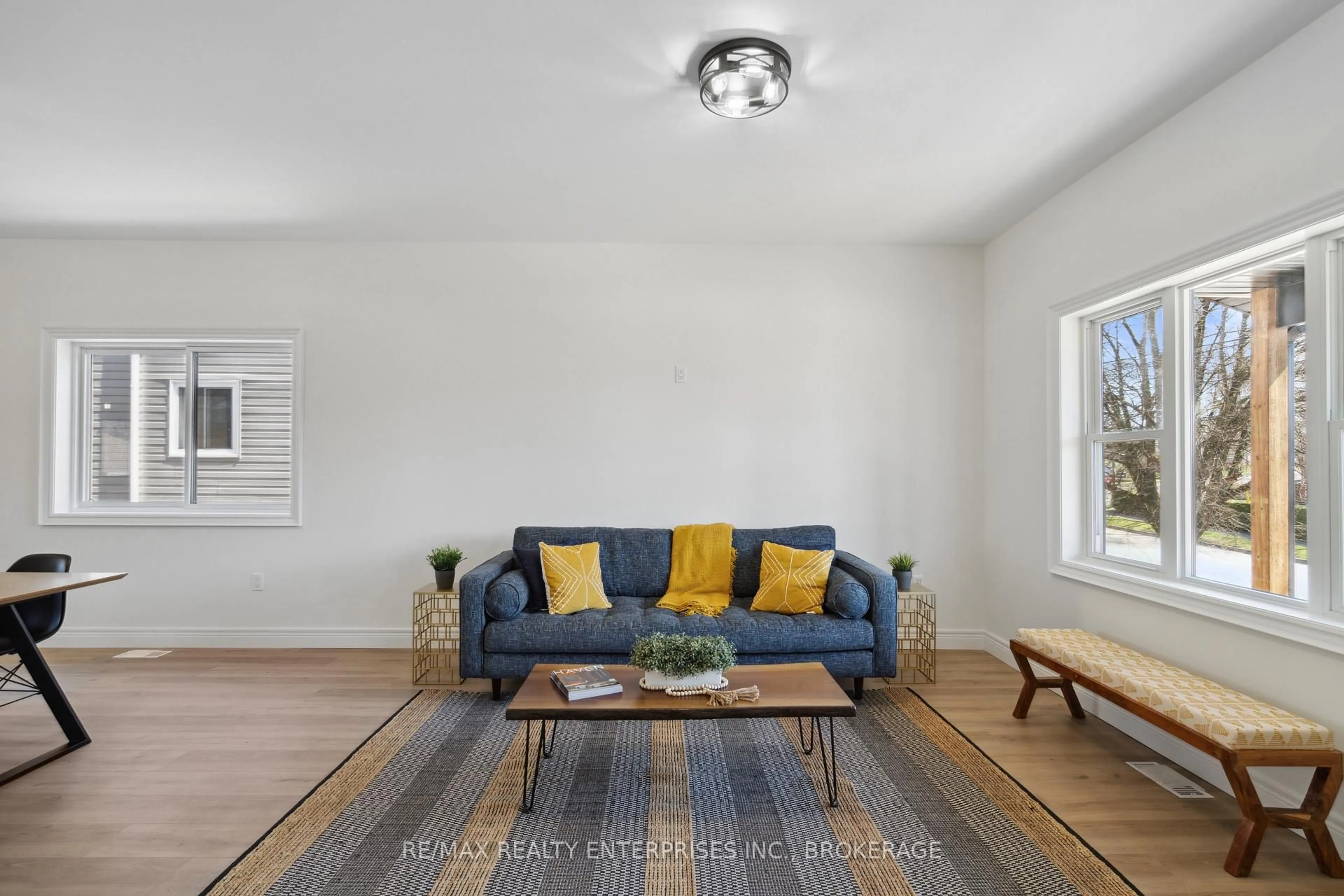 Living room with furniture, unknown for 40 McMaster Ave, Welland Ontario L3B 3S8