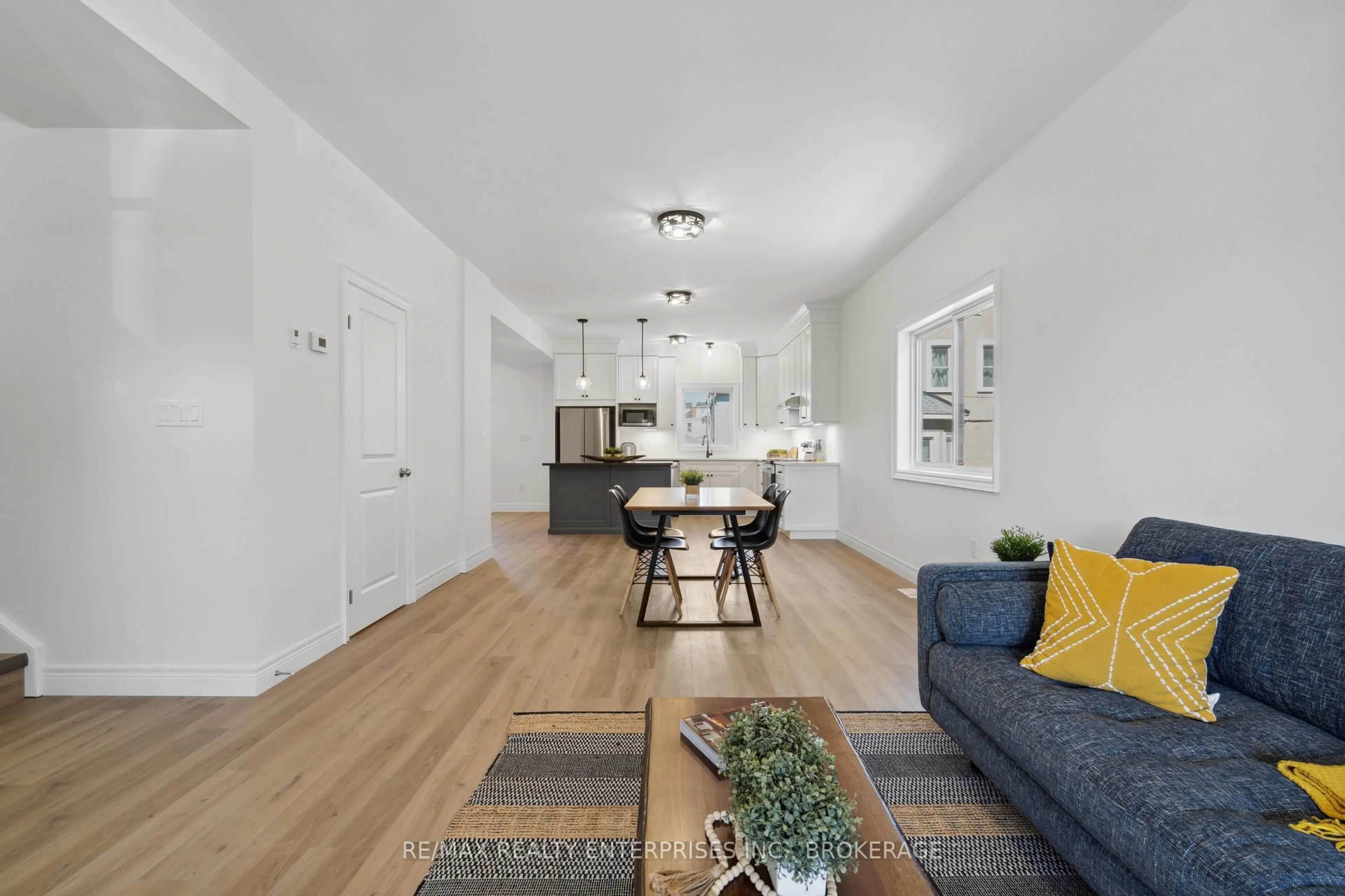 Living room with furniture, wood/laminate floor for 40 McMaster Ave, Welland Ontario L3B 3S8