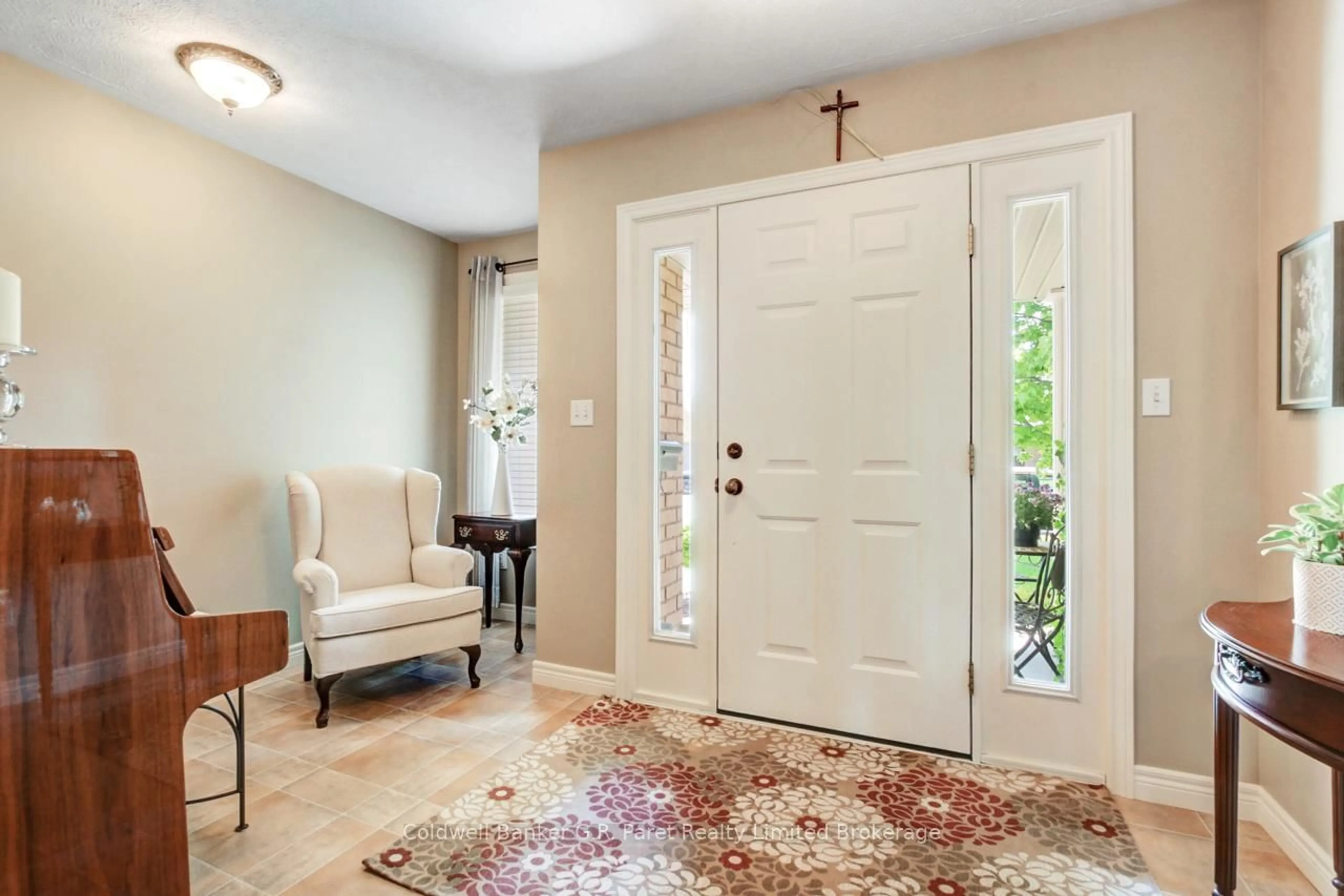 Indoor entryway for 130 Glendale Dr, Tillsonburg Ontario N4G 5V9