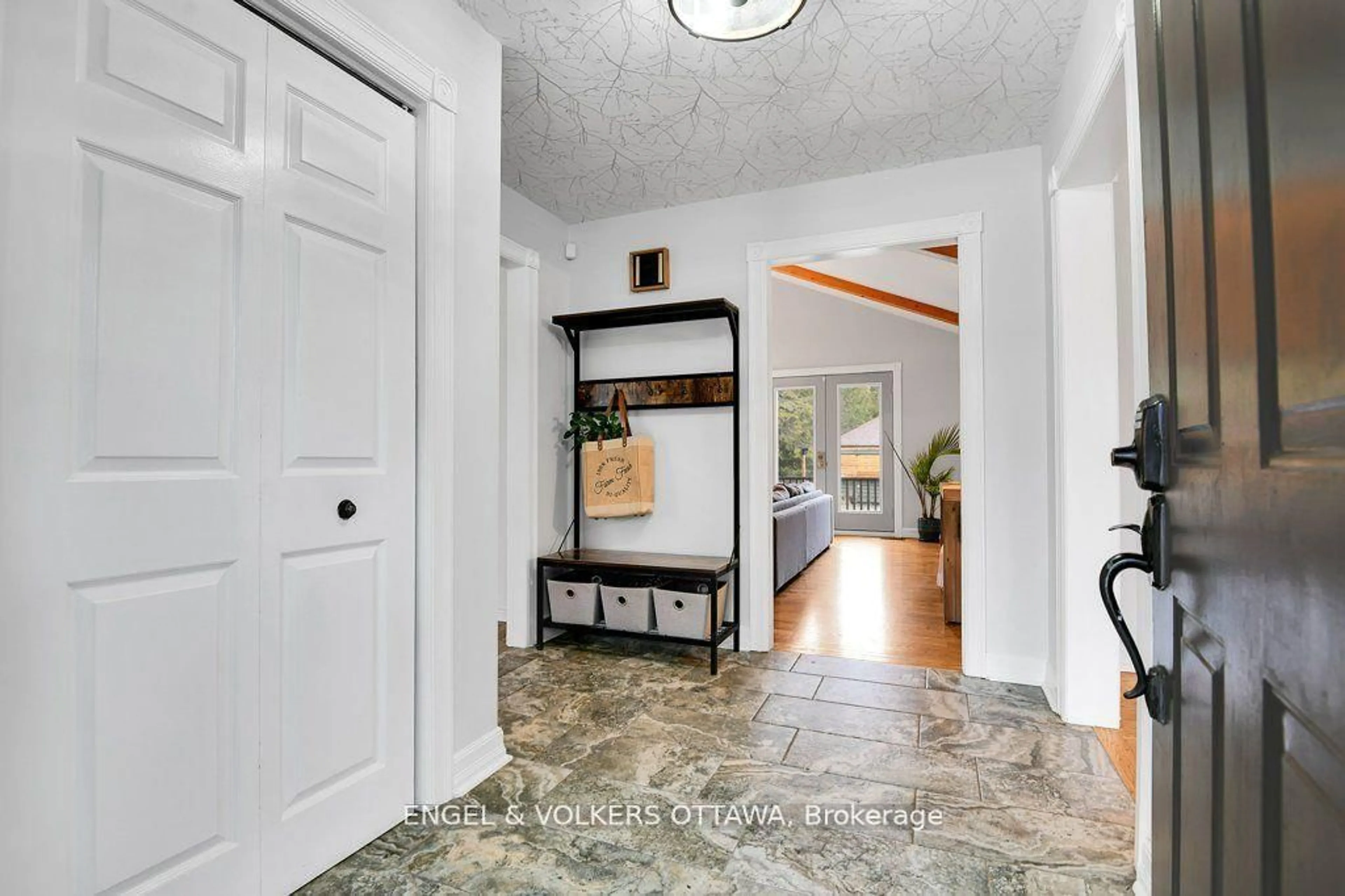 Indoor entryway for 102 Delaney Dr, Carp Ontario K0A 1L0