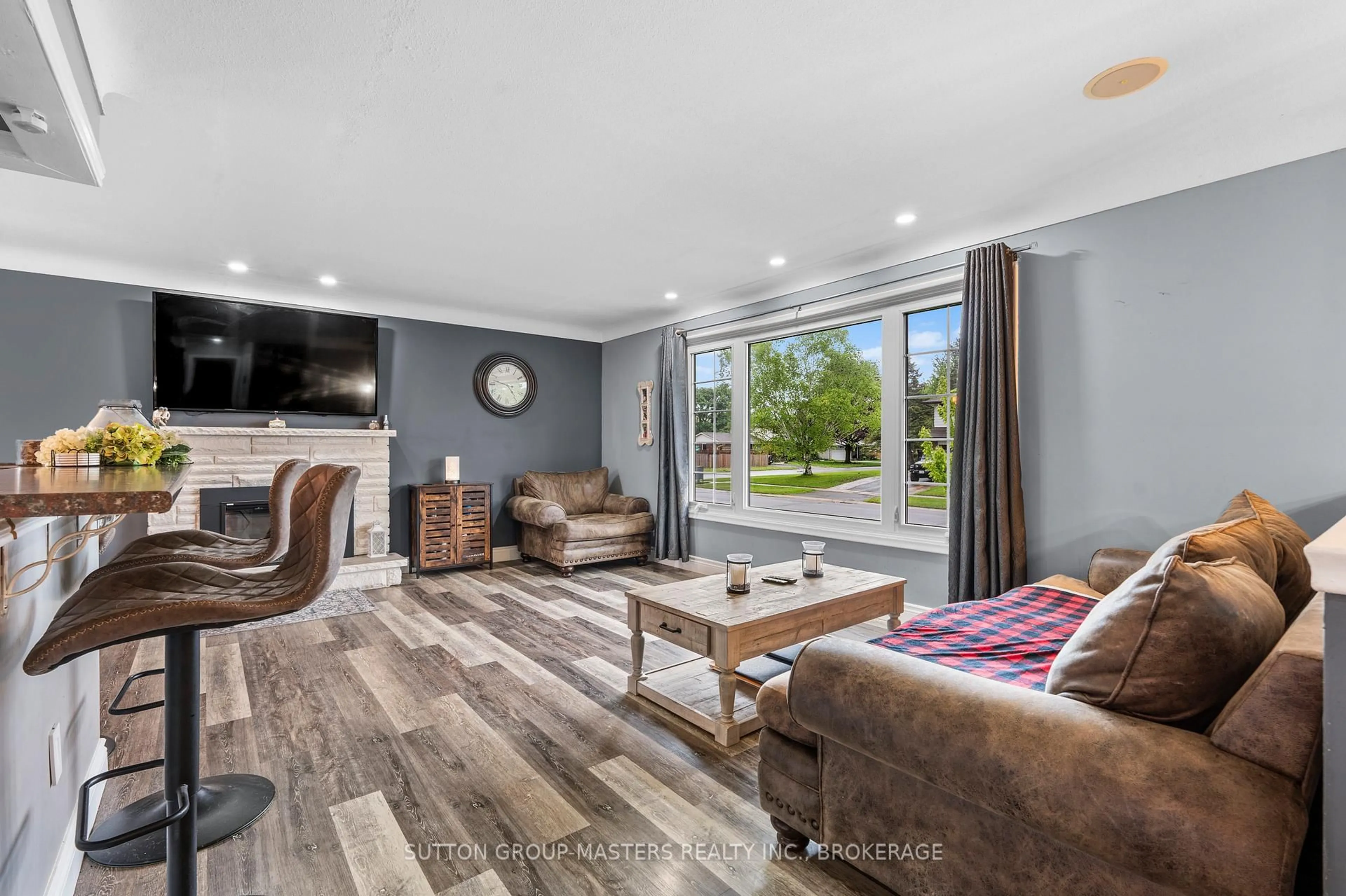 Living room with furniture, unknown for 905 Auden Park Dr, Kingston Ontario K7M 4T8