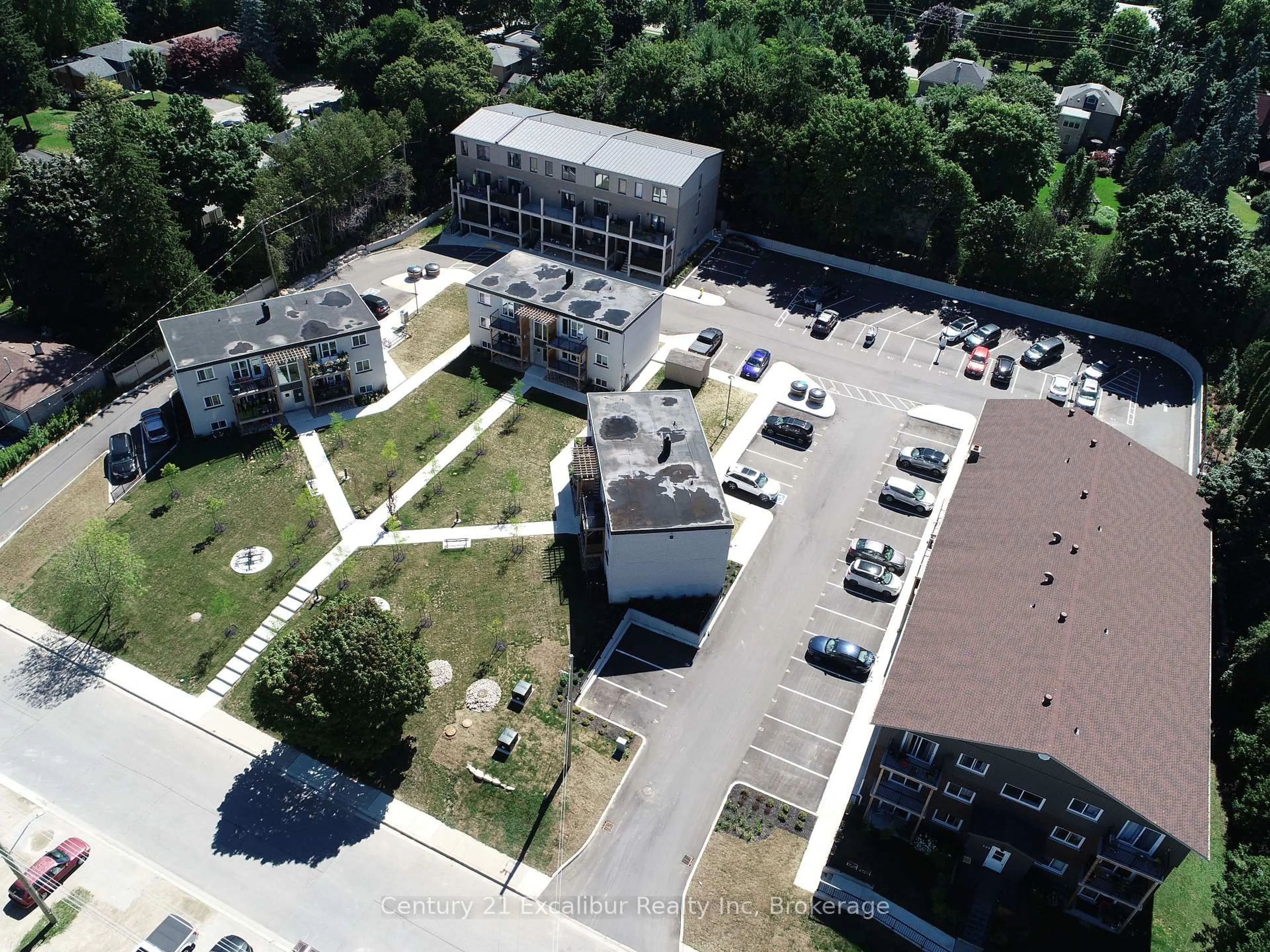 A pic from outside/outdoor area/front of a property/back of a property/a pic from drone, building for 360 Queen St #4C, Centre Wellington Ontario N1M 1T4