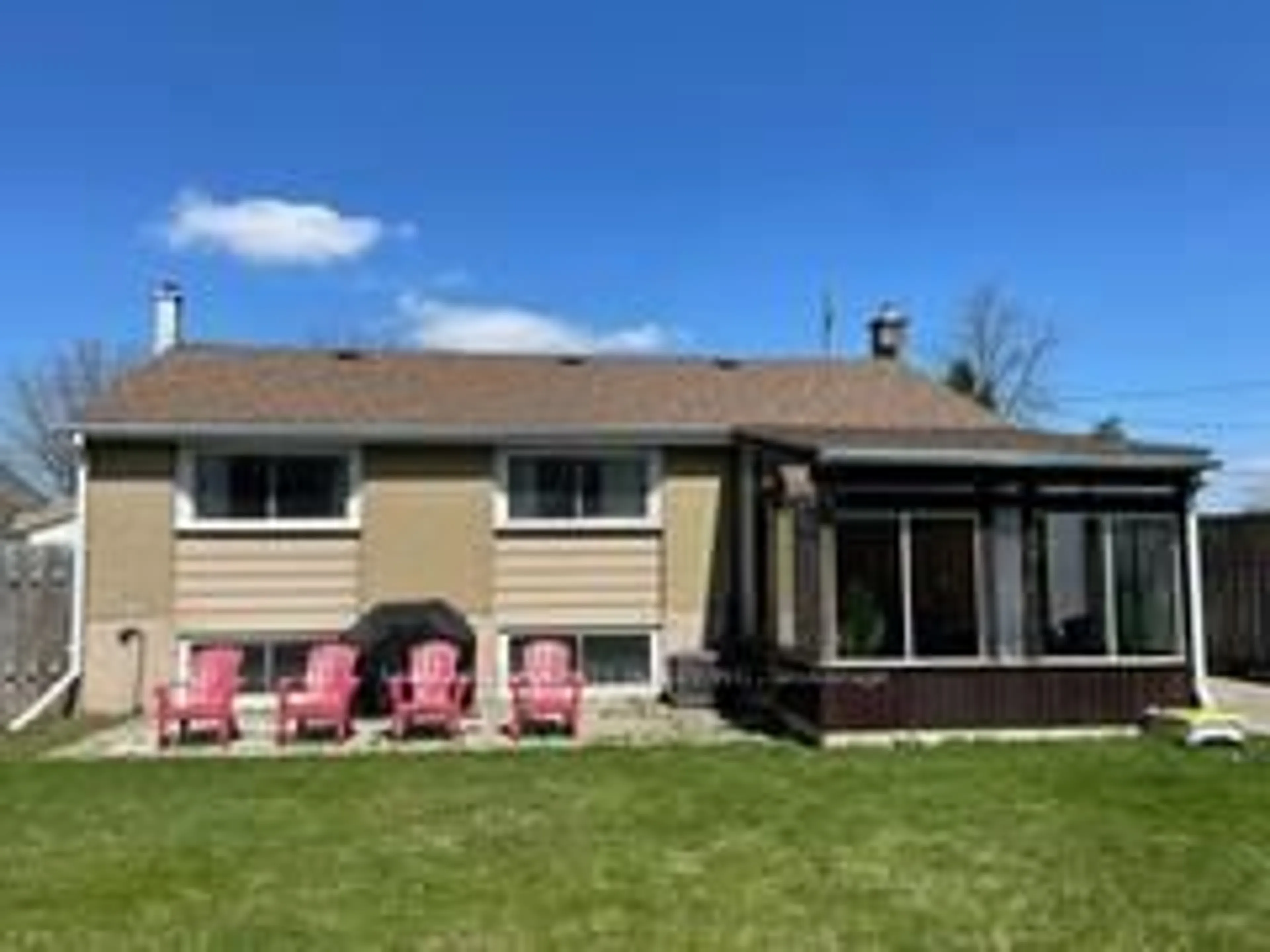 Home with vinyl exterior material, water/lake/river/ocean view for 6732 Jill Dr, Niagara Falls Ontario L2G 3J2