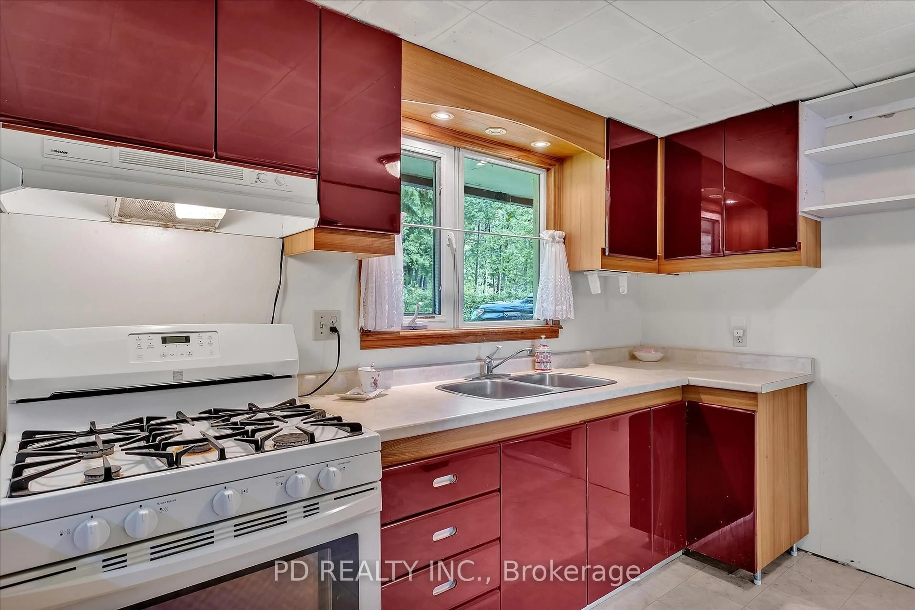 Standard kitchen, ceramic/tile floor for 22 Evergreen St, Kawartha Lakes Ontario K0L 2W0