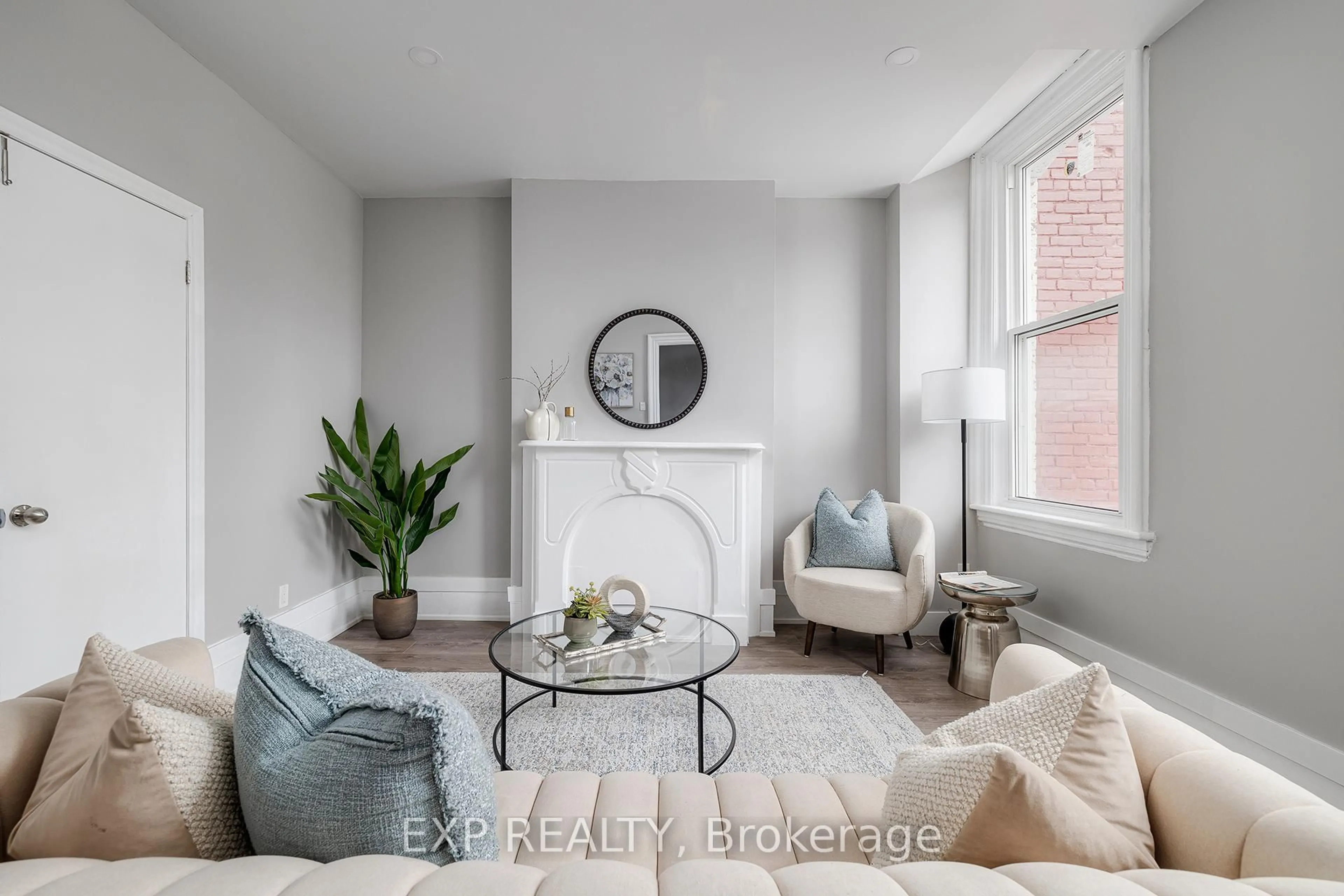 Living room with furniture, unknown for 125 Cathcart St, Hamilton Ontario L8L 5A1