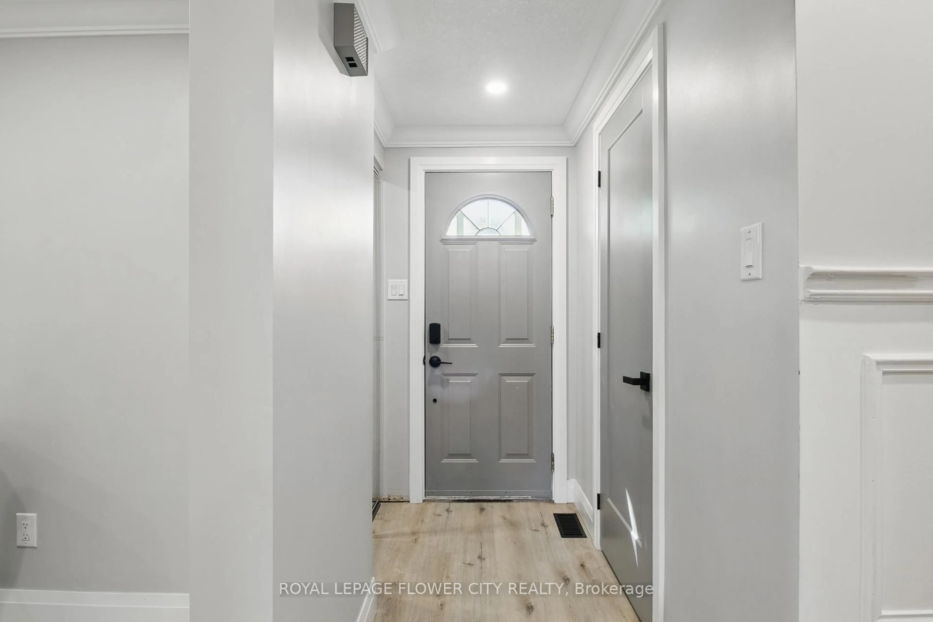 Indoor entryway for 151 Gateshead Cres #129, Hamilton Ontario L8G 3W1