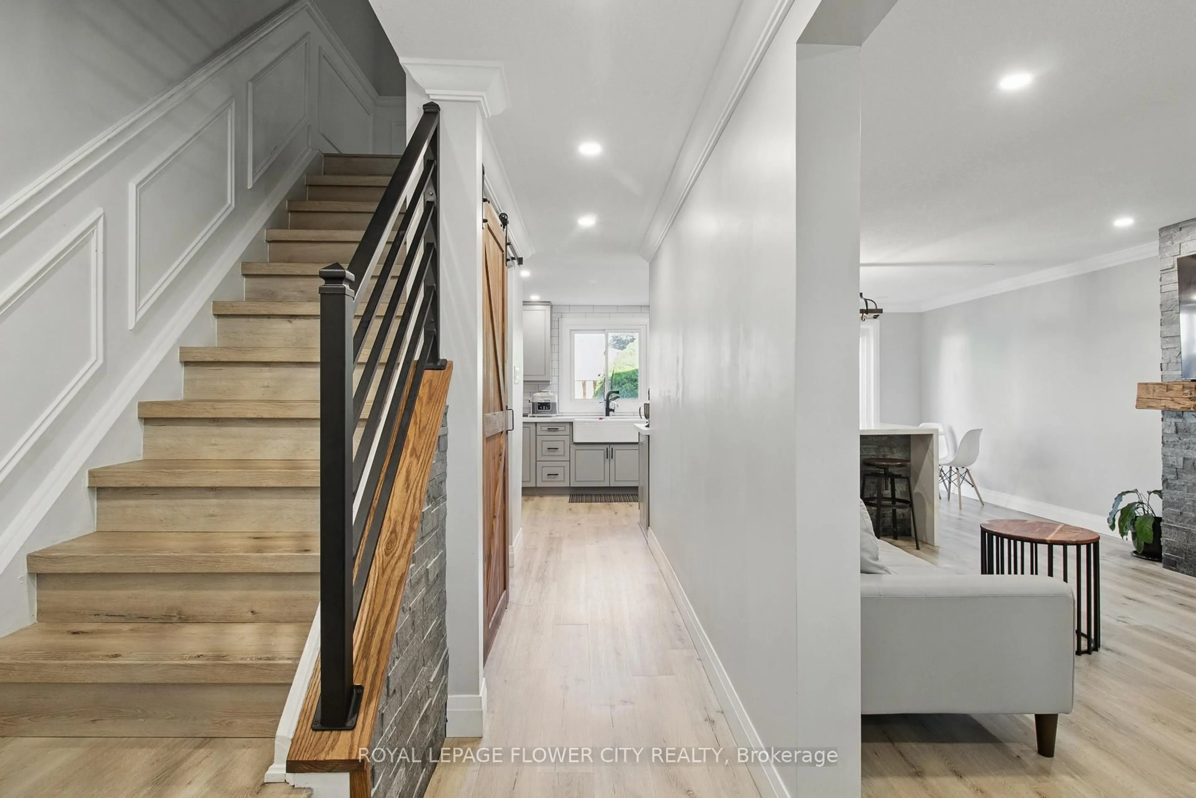 Indoor entryway for 151 Gateshead Cres #129, Hamilton Ontario L8G 3W1