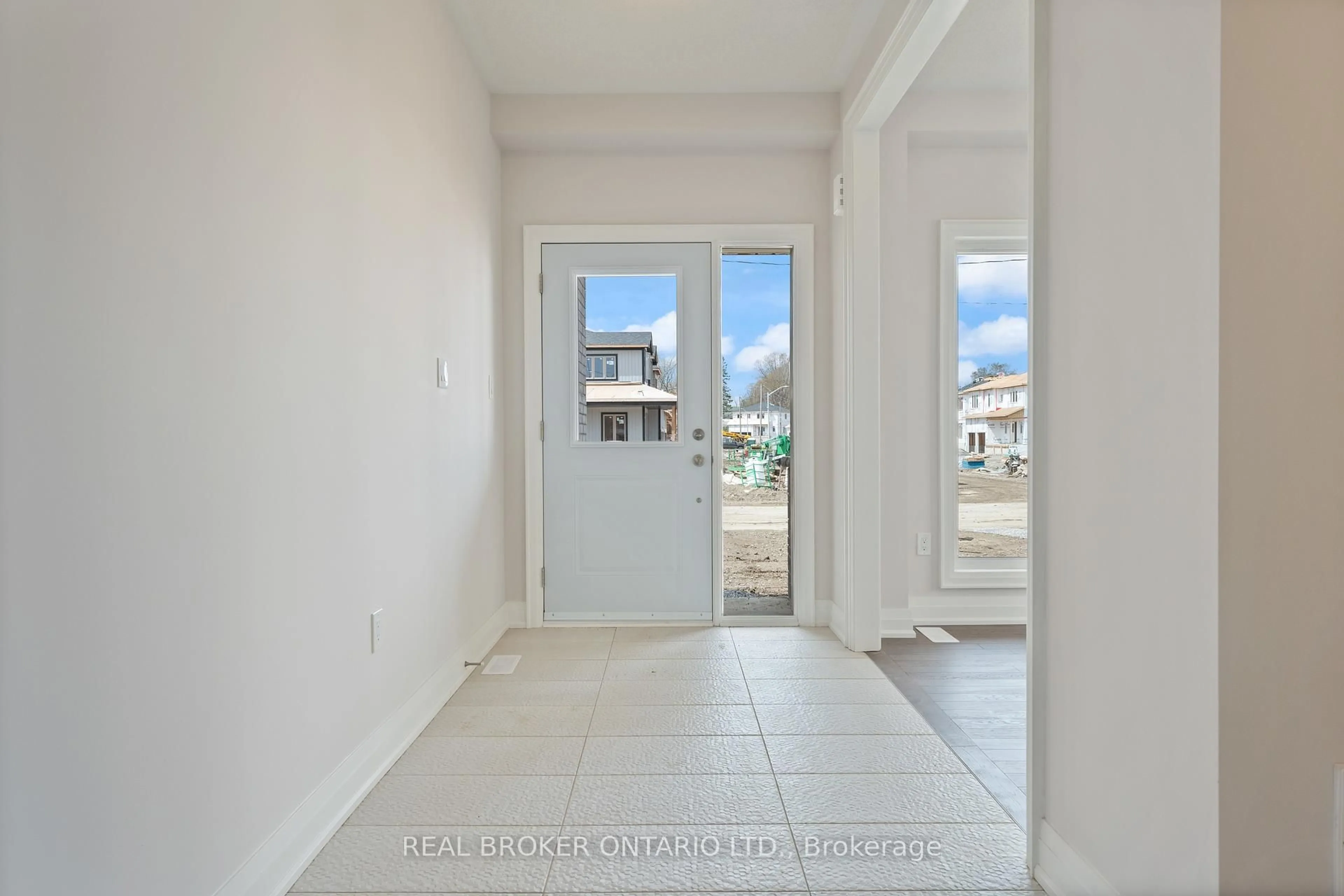 Indoor entryway for 27 Butternut Dr, Norfolk Ontario N3Y 0G8