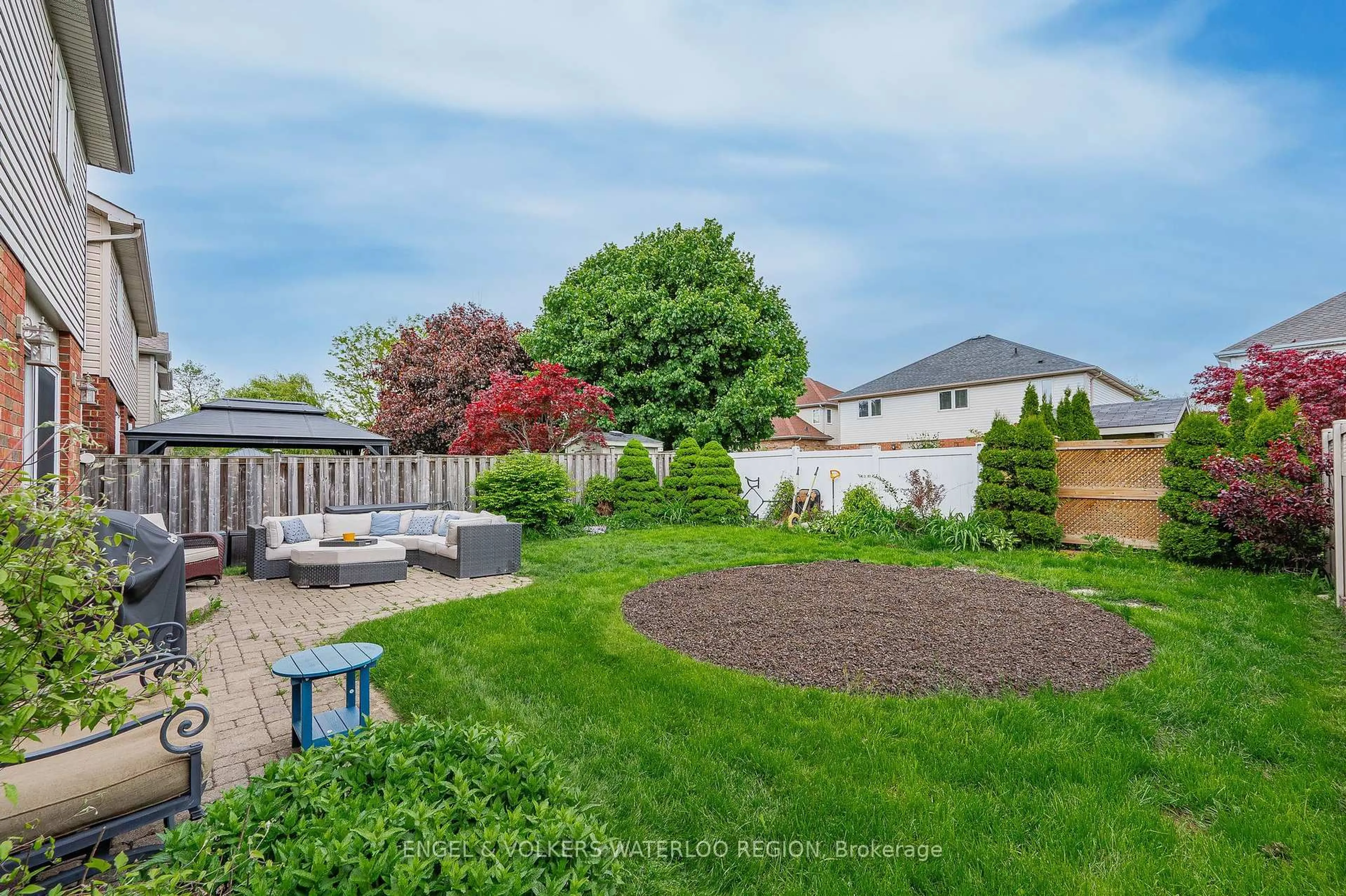 A pic from outside/outdoor area/front of a property/back of a property/a pic from drone, water/lake/river/ocean view for 89 Winifred St, Kitchener Ontario N2P 2M7