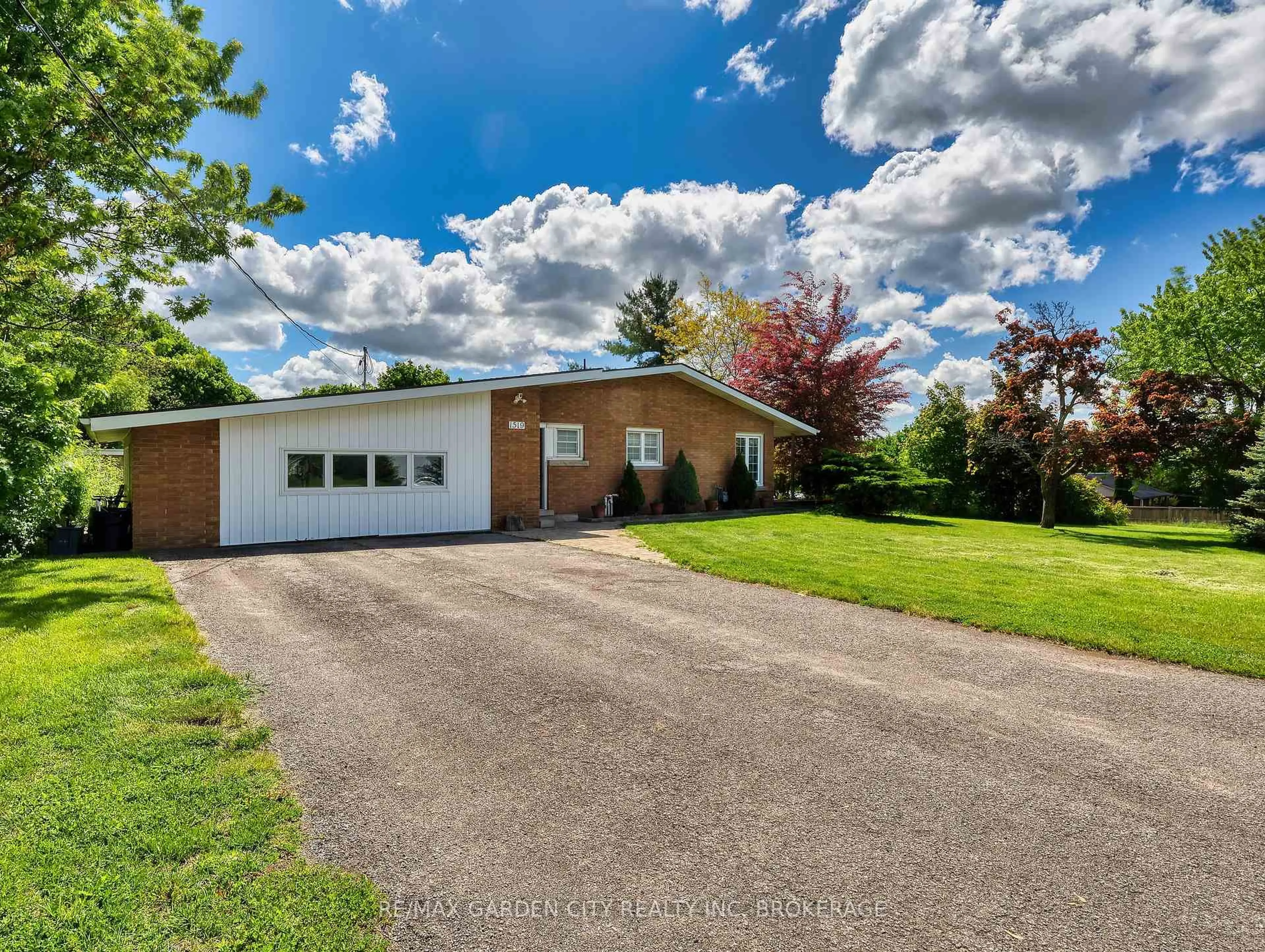 A pic from outside/outdoor area/front of a property/back of a property/a pic from drone, unknown for 1519 Effingham St, Pelham Ontario L0S 1C0