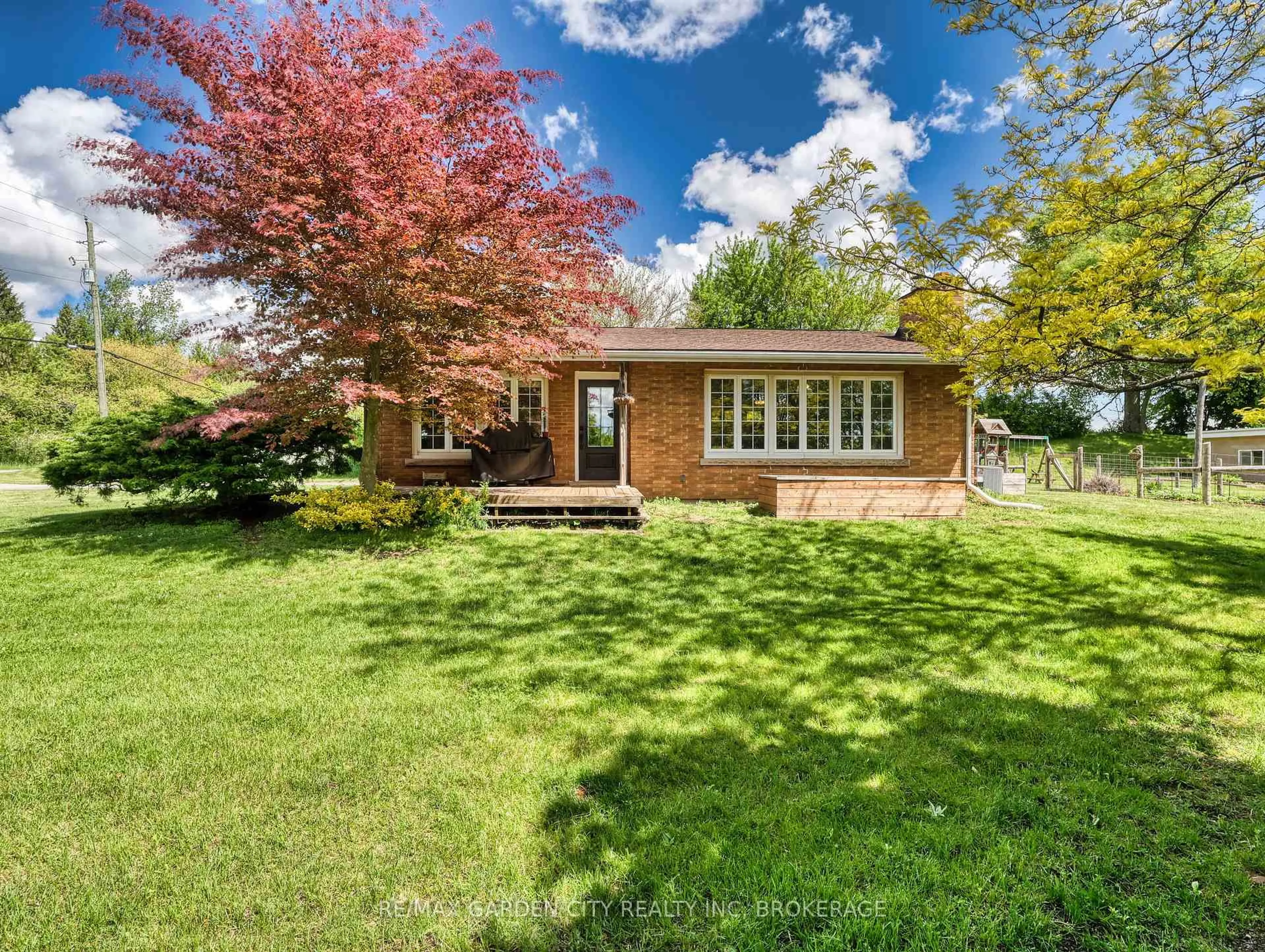 A pic from outside/outdoor area/front of a property/back of a property/a pic from drone, street for 1519 Effingham St, Pelham Ontario L0S 1C0