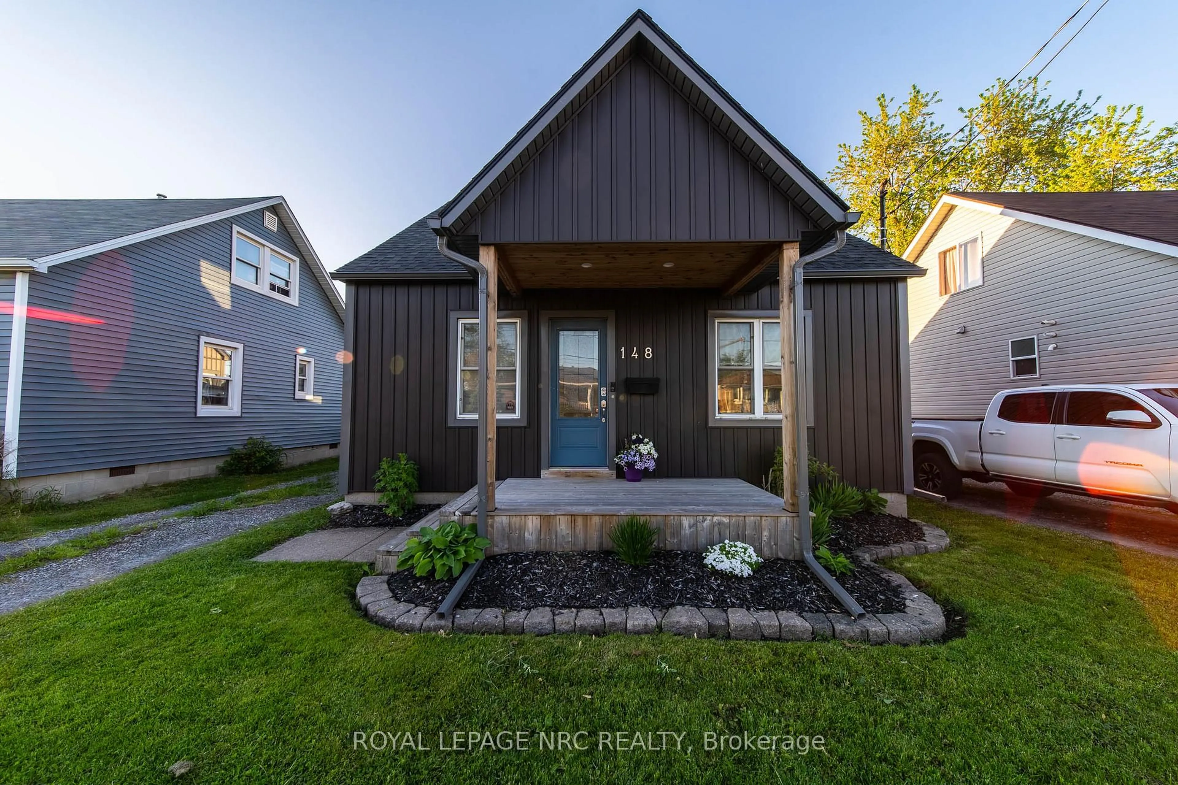 Home with vinyl exterior material, street for 148 Catherine St, Fort Erie Ontario L2A 2J2
